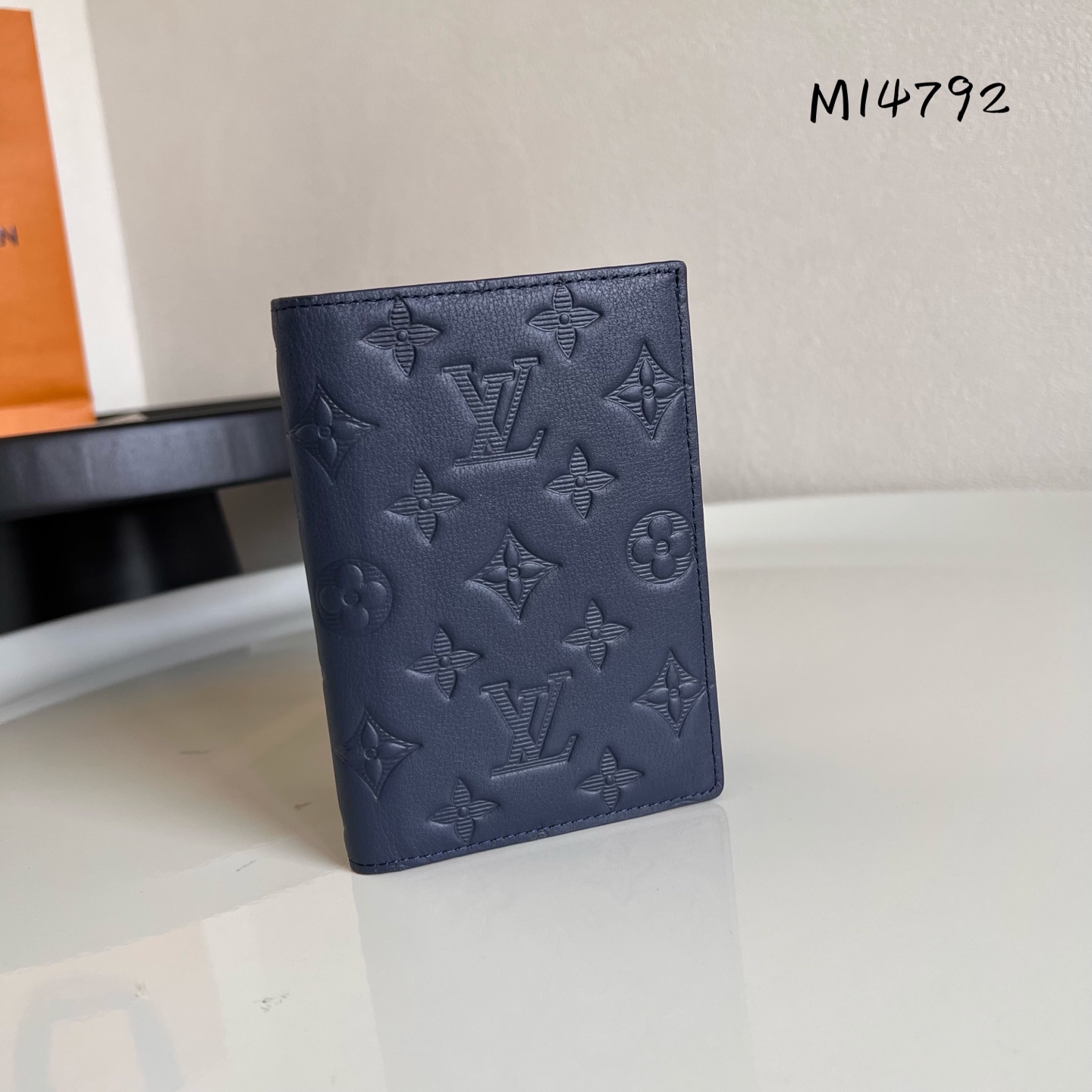  芯片版 M14792蓝色 护照夹！时尚出行的绝佳伴侣。质感奢华的粒纹小牛皮内衬，内部多隔层构造，风格经