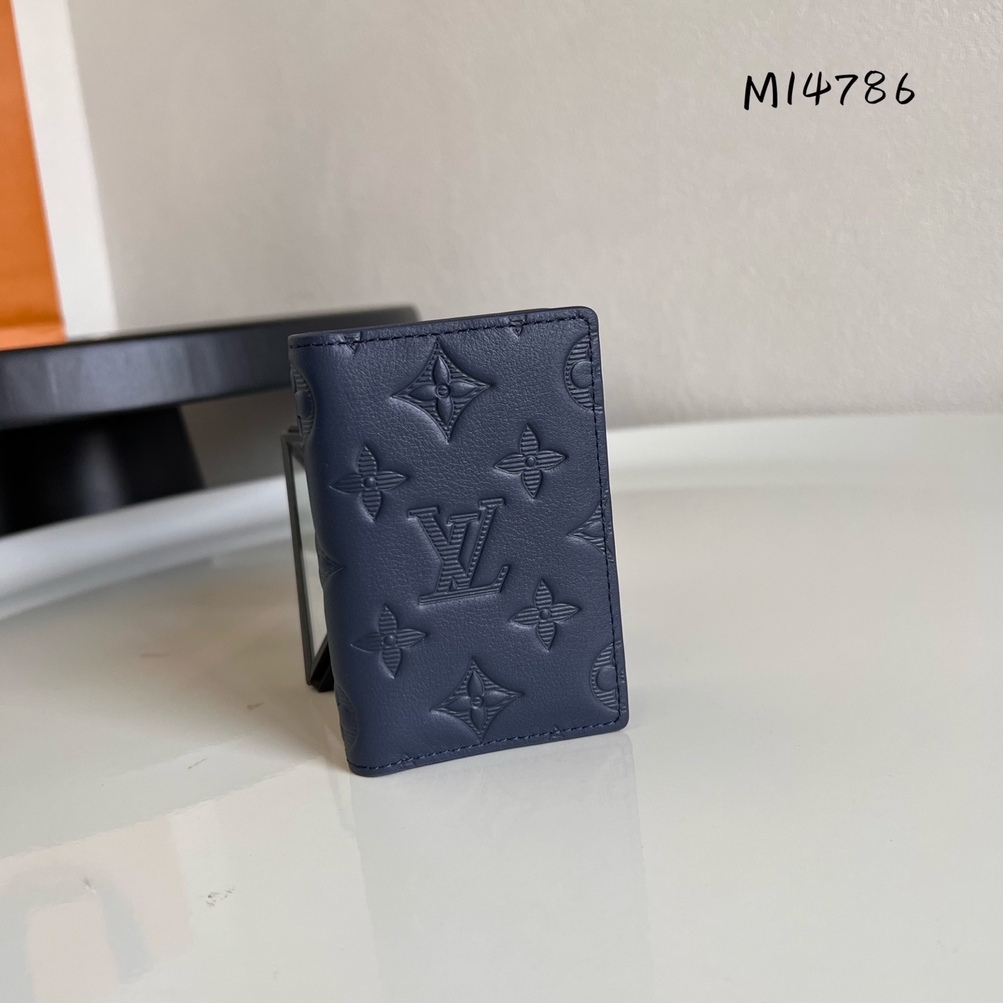  芯片版口袋钱包 M14786蓝色 Monogram Shadow小牛皮裁制而成的路易口袋钱夹，携带日用