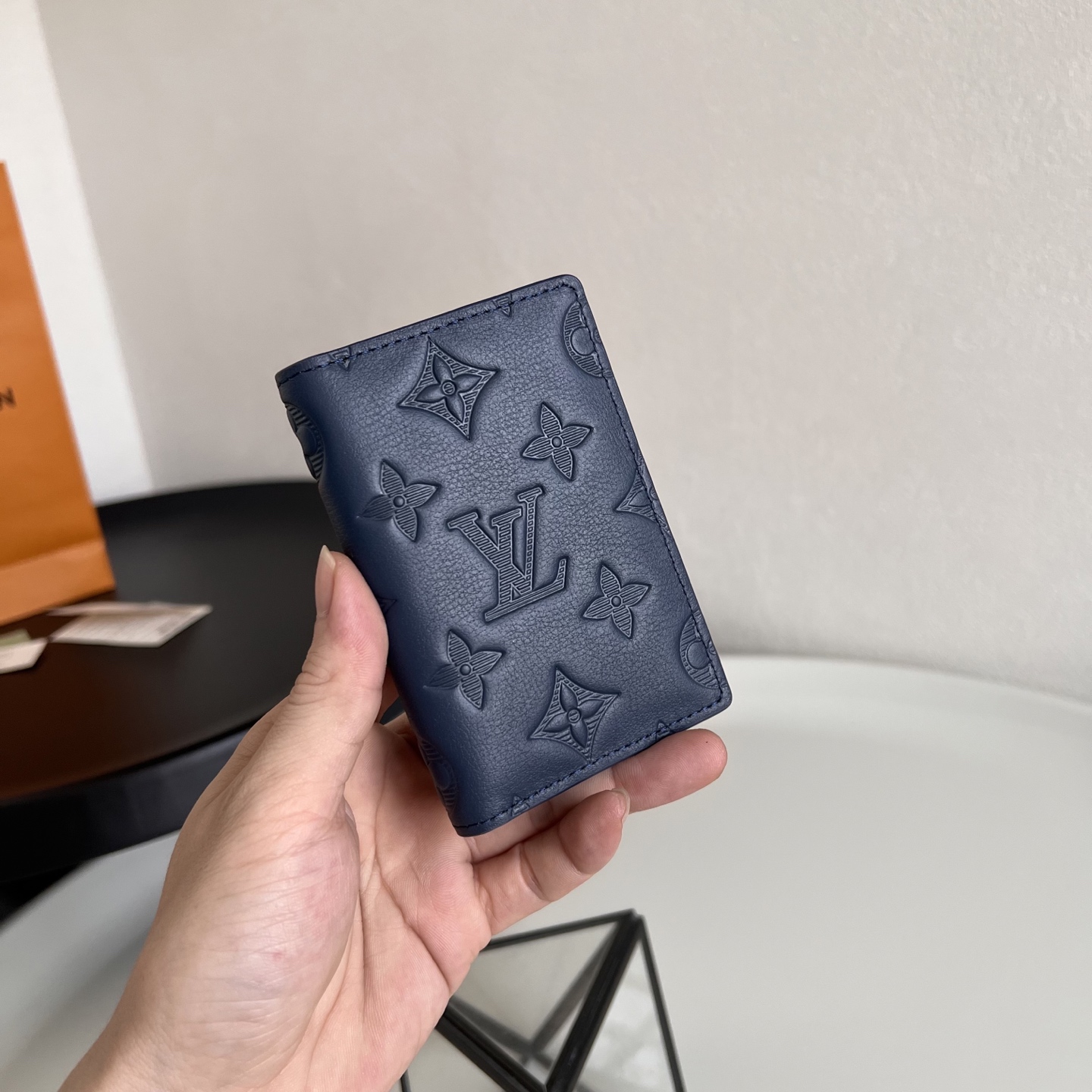  芯片版口袋钱包 M14786蓝色 Monogram Shadow小牛皮裁制而成的路易口袋钱夹，携带日用
