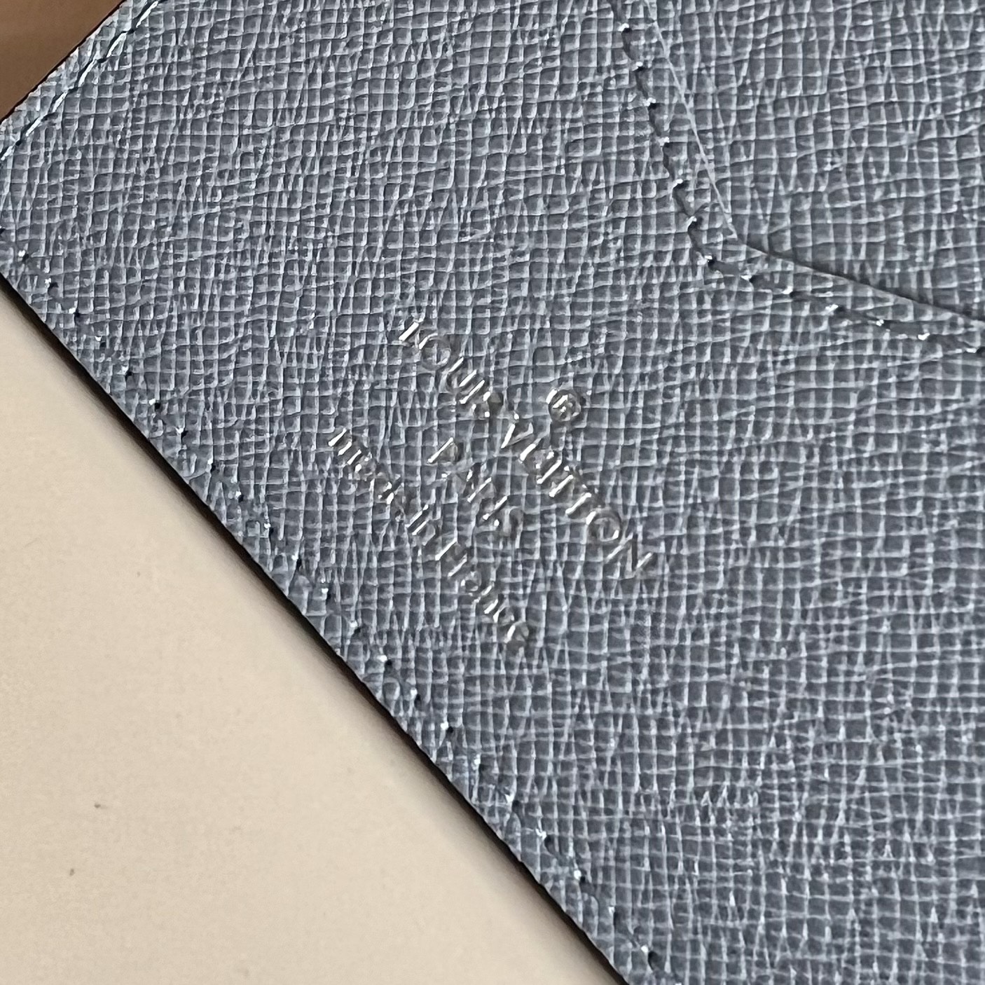  M14358蓝色 這款Taigarama系列的護照封套以同色調的Monogram塗層帆布搭配色調相襯的