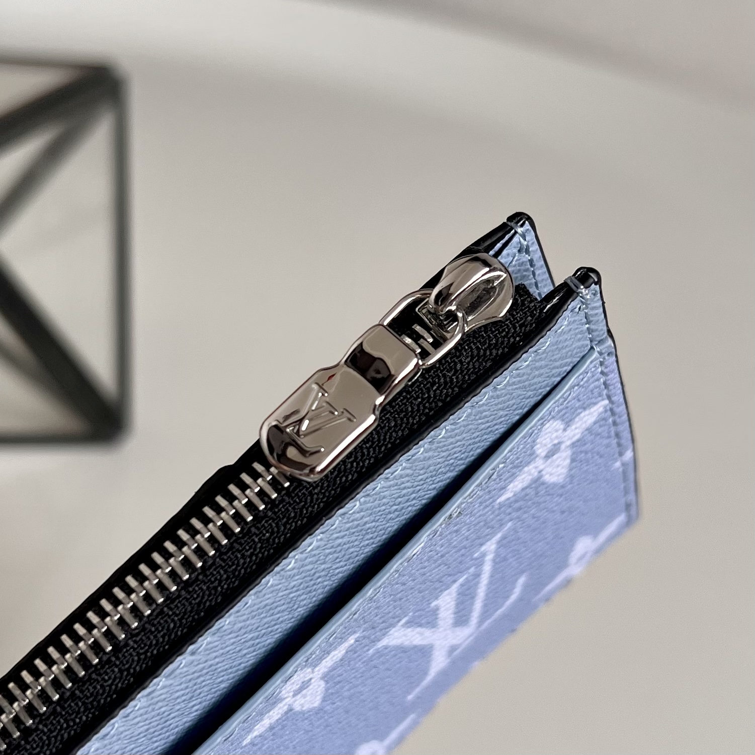  M14109蓝色 這款零錢名片夾以Monogram塗層帆布製造，搭配色調相襯的Taïga牛皮，配以黃色