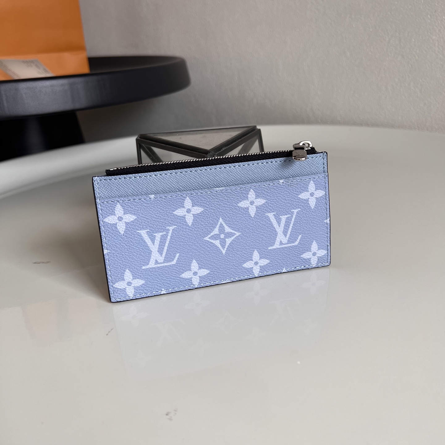  M14109蓝色 這款零錢名片夾以Monogram塗層帆布製造，搭配色調相襯的Taïga牛皮，配以黃色