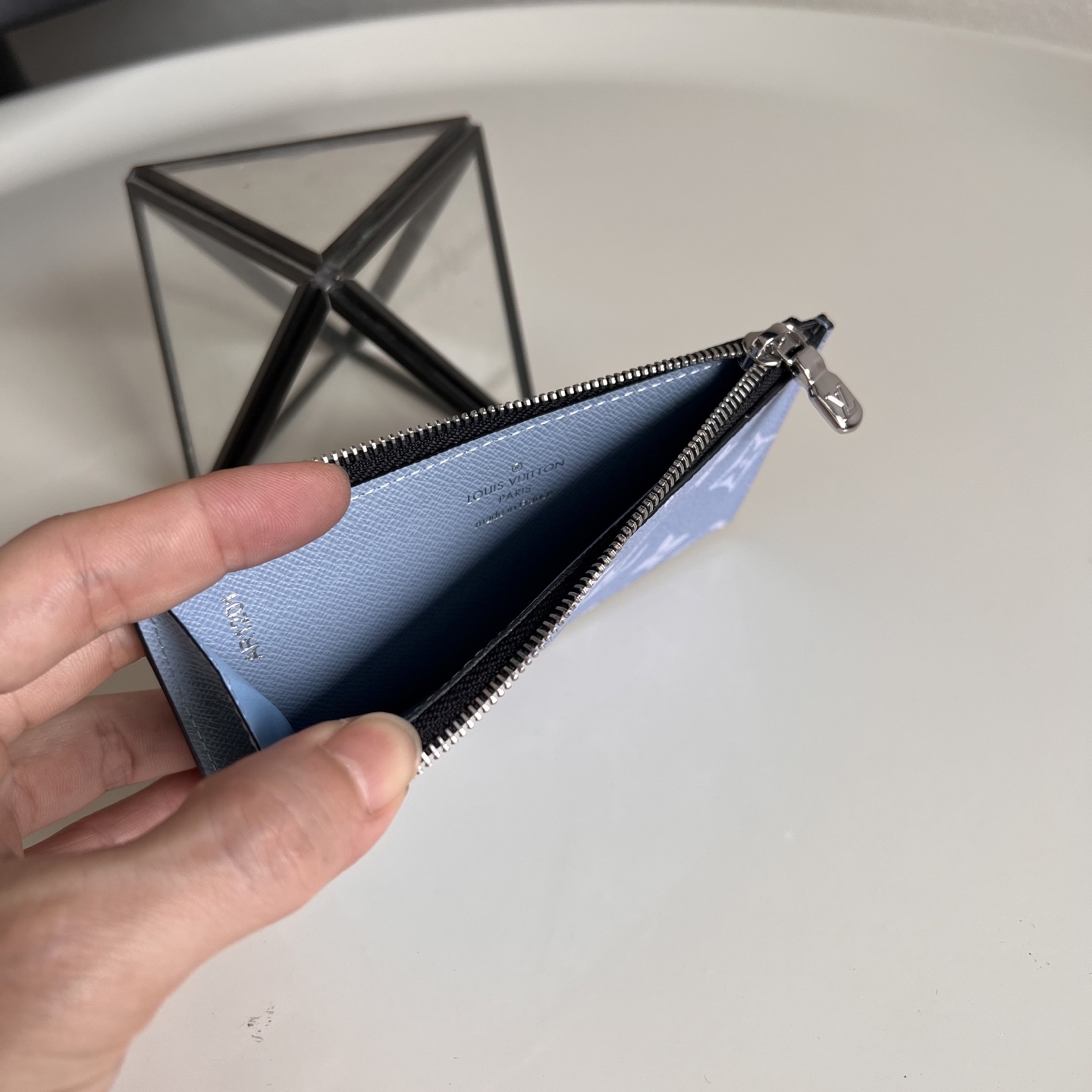  M14109蓝色 這款零錢名片夾以Monogram塗層帆布製造，搭配色調相襯的Taïga牛皮，配以黃色