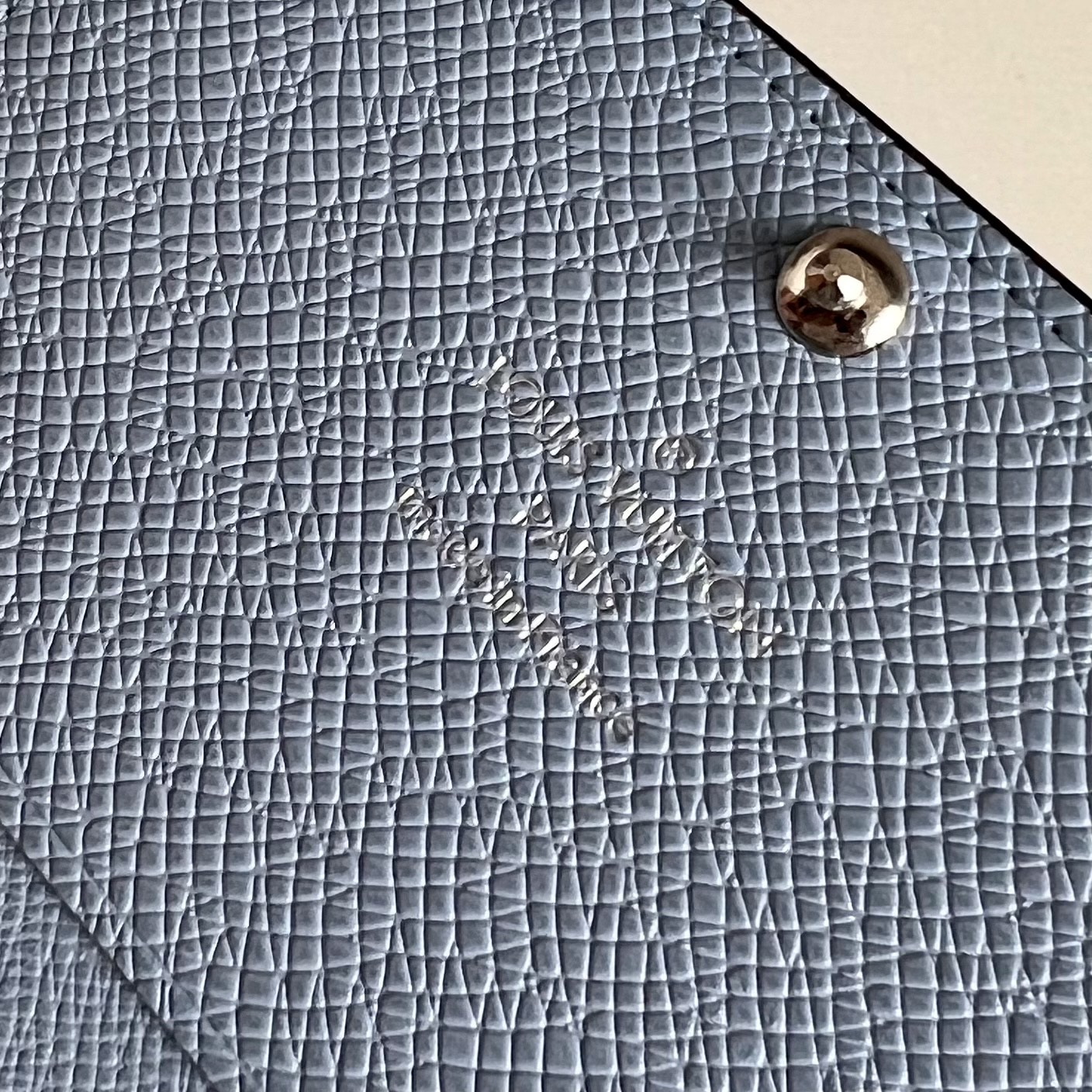  M14118蓝色 Monogram帆布与Taiga皮革的春日邂逅，以牛皮革内衬、卡片夹层和口袋彰显功能