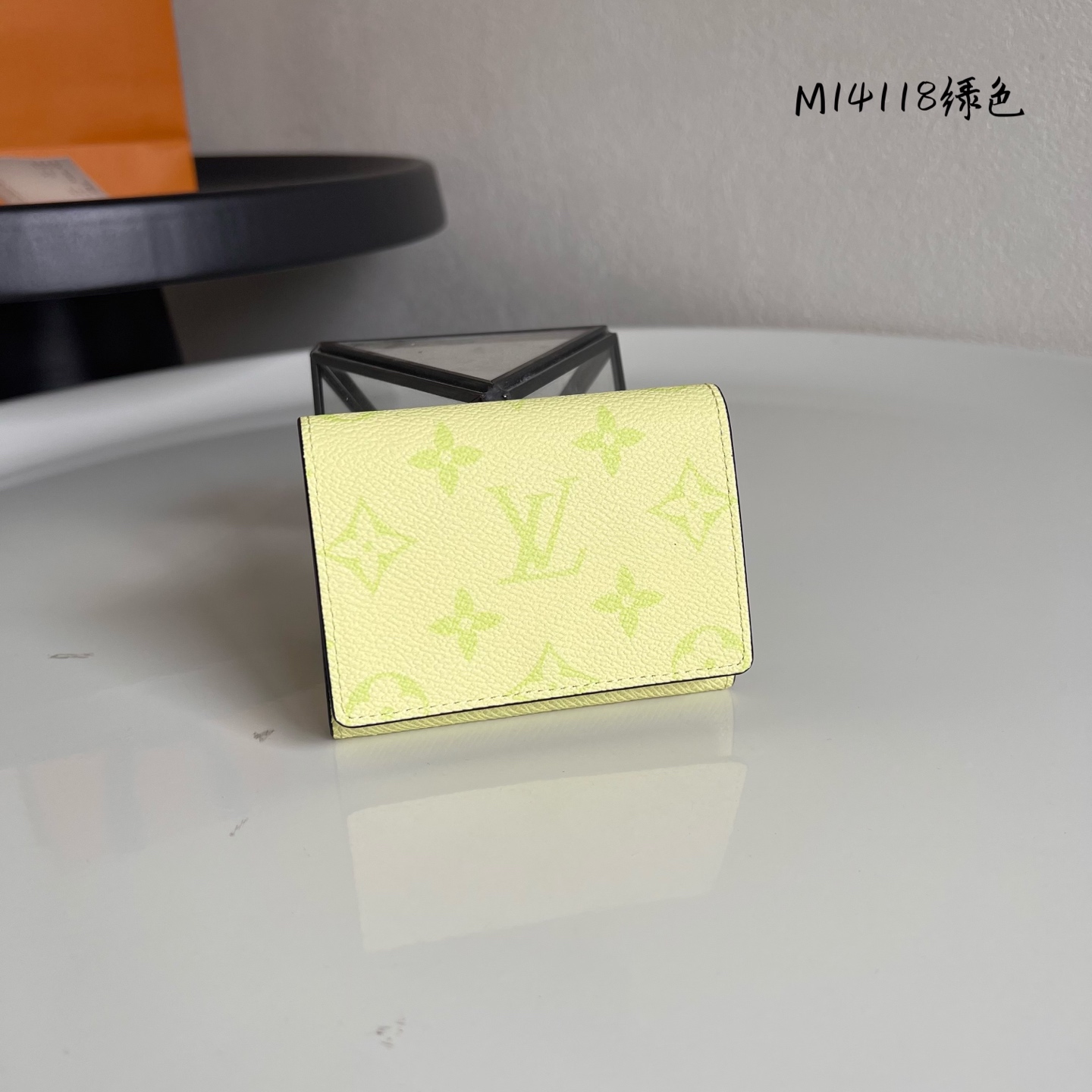  M14118绿色 Monogram帆布与Taiga皮革的春日邂逅，以牛皮革内衬、卡片夹层和口袋彰显功能