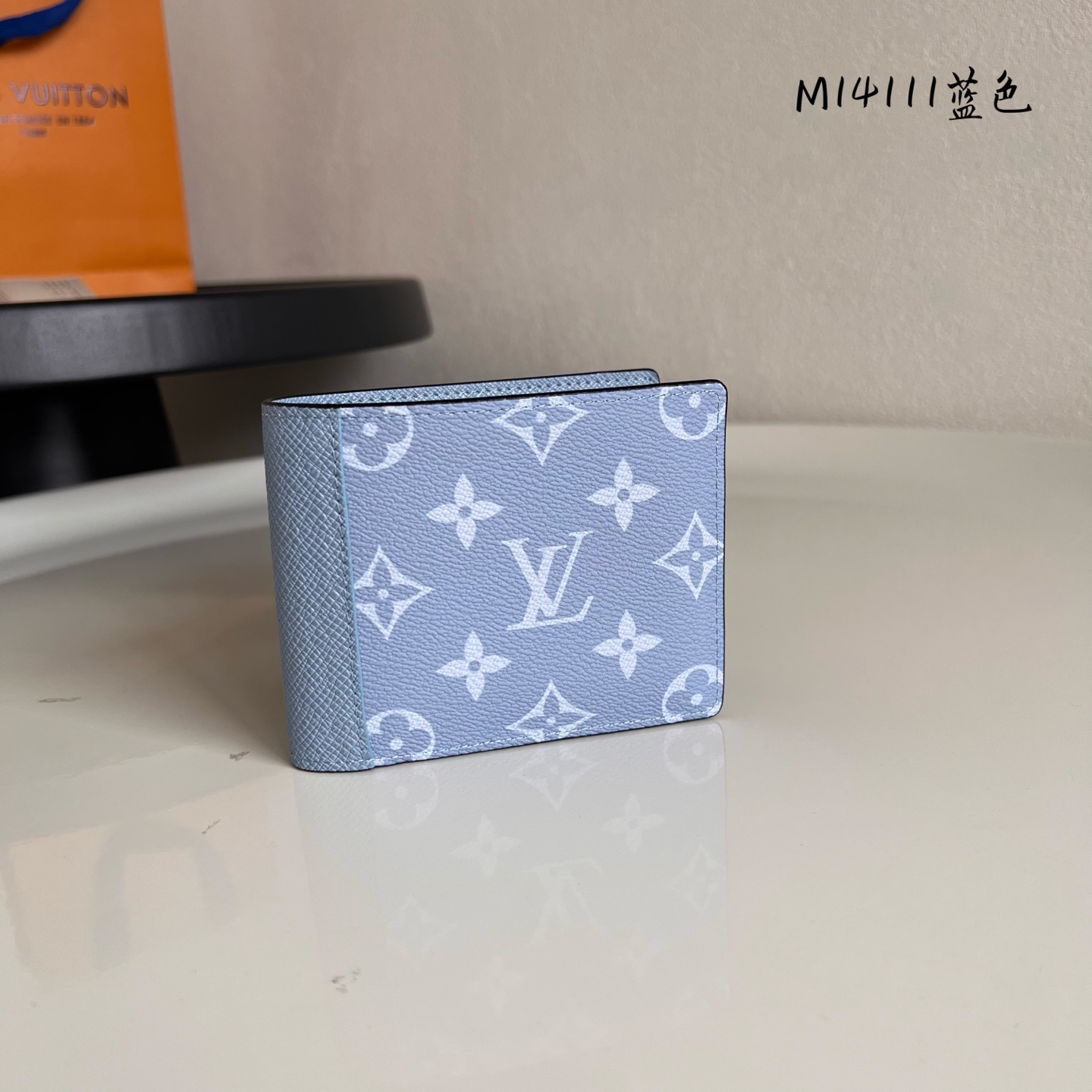  M14111蓝色
這款尺寸小巧的Multiple錢包以同色調的Monogram帆布搭配Taïga皮革，