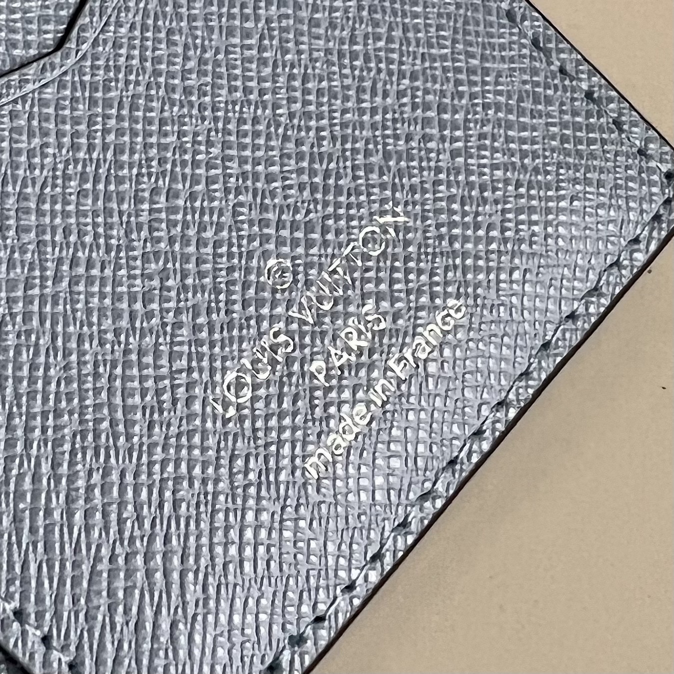  M14112蓝色 這款小巧玲瓏的袋裝萬用錢包採用同色調的Monogram帆布及Taïga皮革製造，以絢