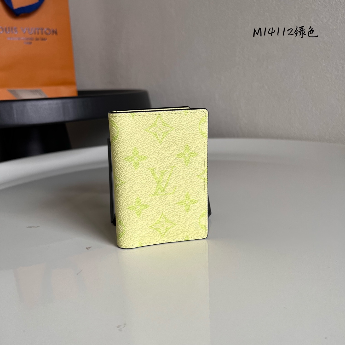  M14112绿色 這款小巧玲瓏的袋裝萬用錢包採用同色調的Monogram帆布及Taïga皮革製造，以絢