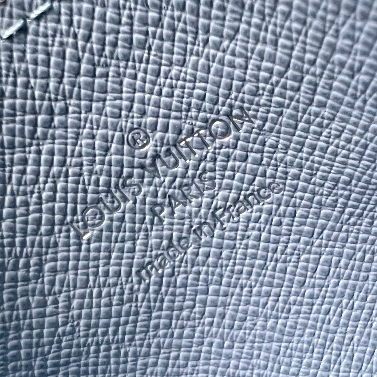  M14360蓝色 此款采用全新Monogram Eclipse涂层帆布材质的卡片夹风格靓丽而时髦，体积