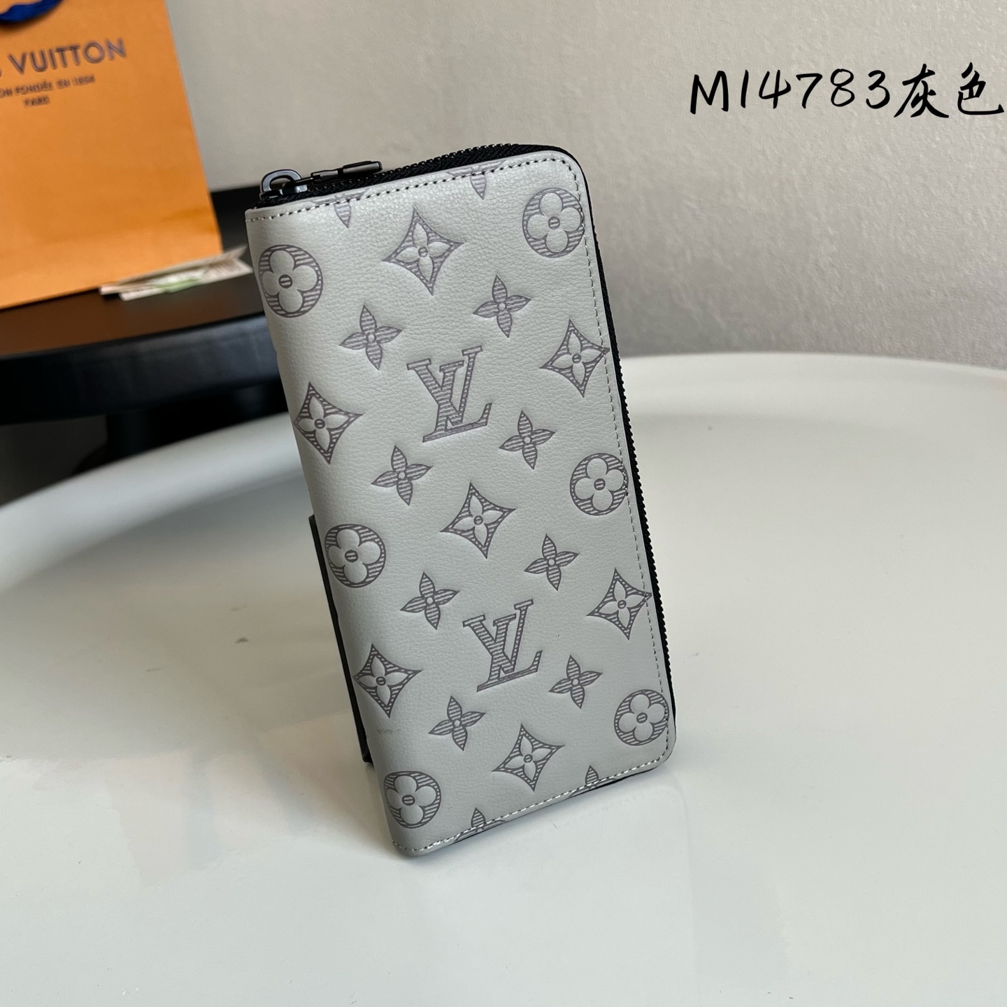 芯片版💕M14783灰色 头层牛皮制作！本款 Zippy Vertical 钱夹先后采用印花和压印工艺。