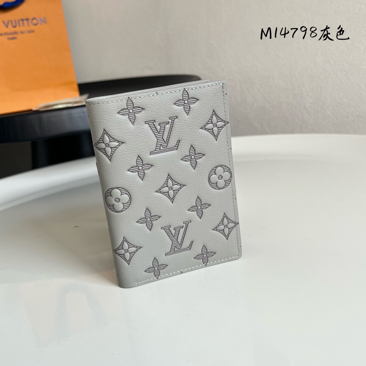 芯片版💕M14798灰色 护照套、本款护照套拥有 Monogram Shadow 压纹皮革的华美质感，1