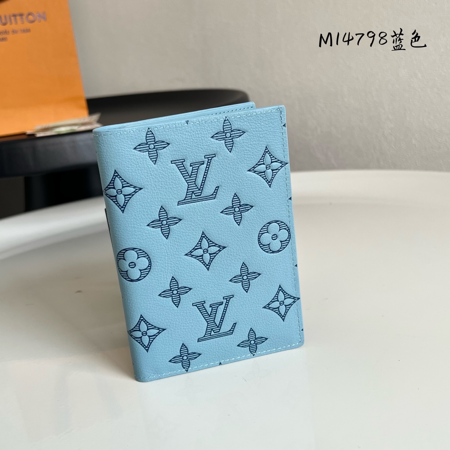 芯片版💕M14798蓝色 护照套、本款护照套拥有 Monogram Shadow 压纹皮革的华美质感，1