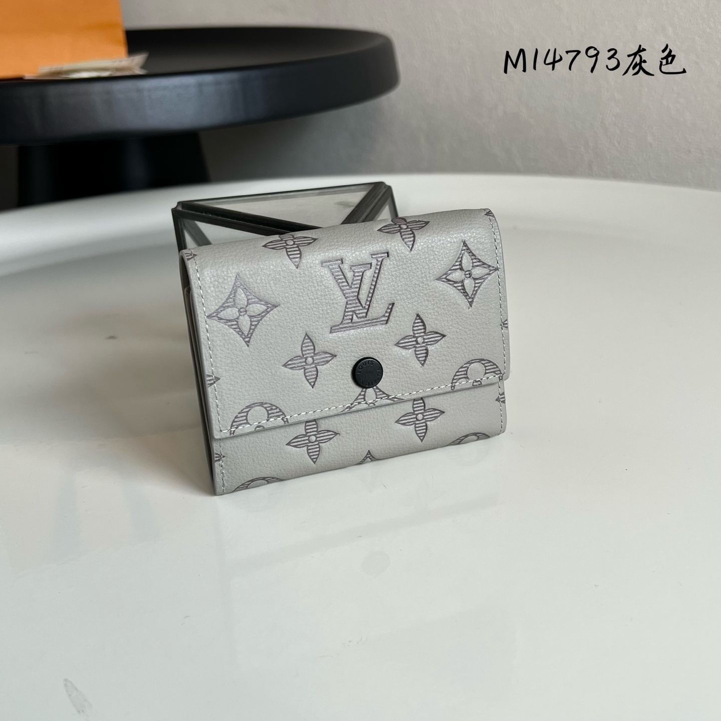 芯片版💕M14793灰色 這款小巧的Victor錢包採用Monogram Shadow壓花小牛皮製作,打