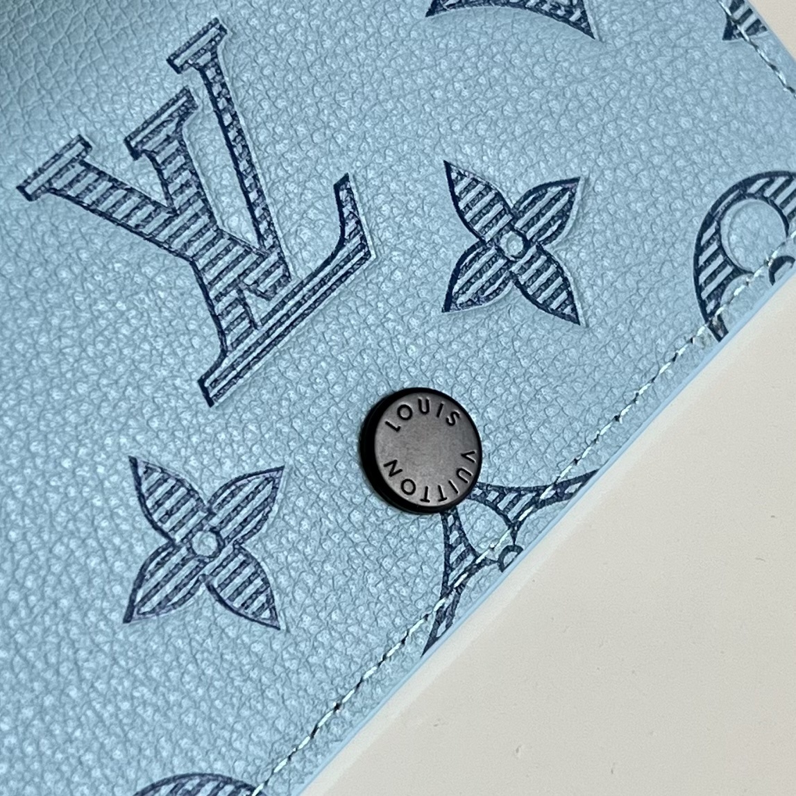 芯片版💕M14793蓝色 這款小巧的Victor錢包採用Monogram Shadow壓花小牛皮製作,打