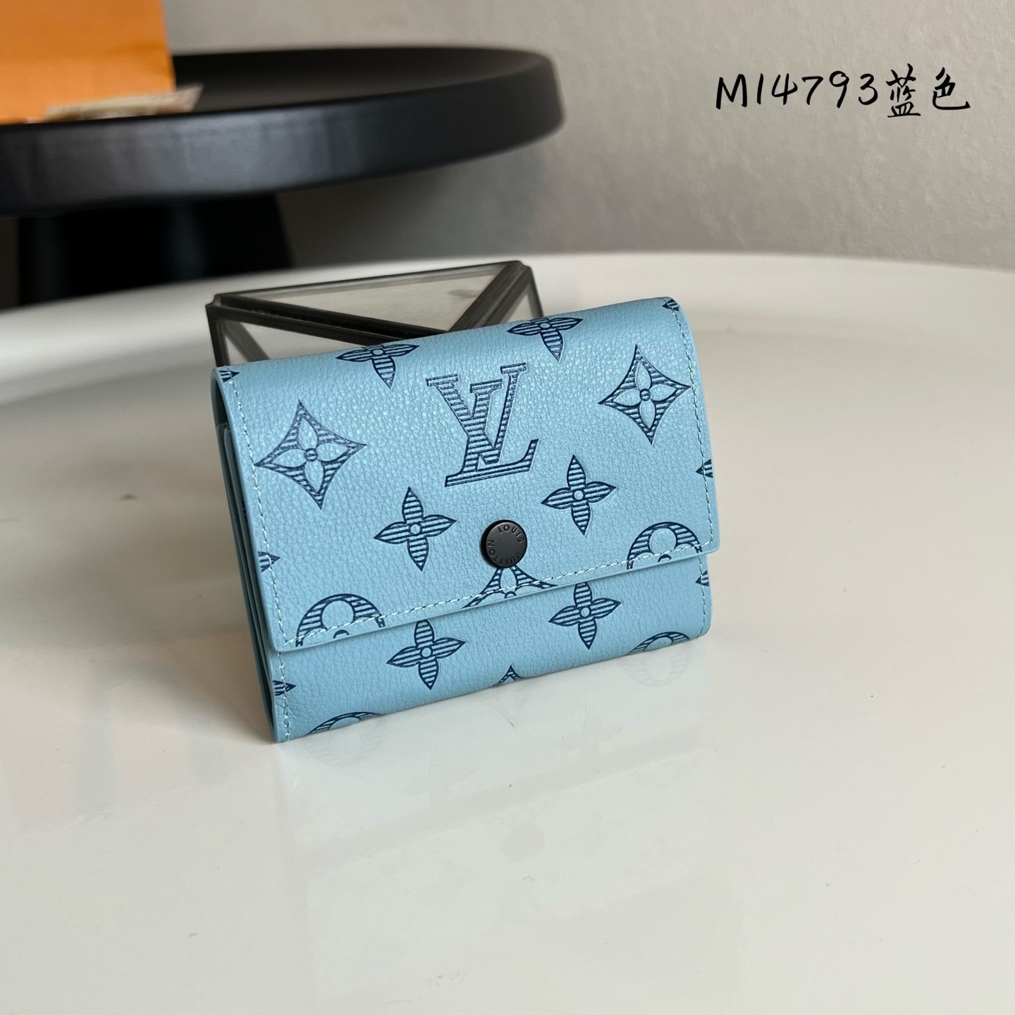 芯片版💕M14793蓝色 這款小巧的Victor錢包採用Monogram Shadow壓花小牛皮製作,打