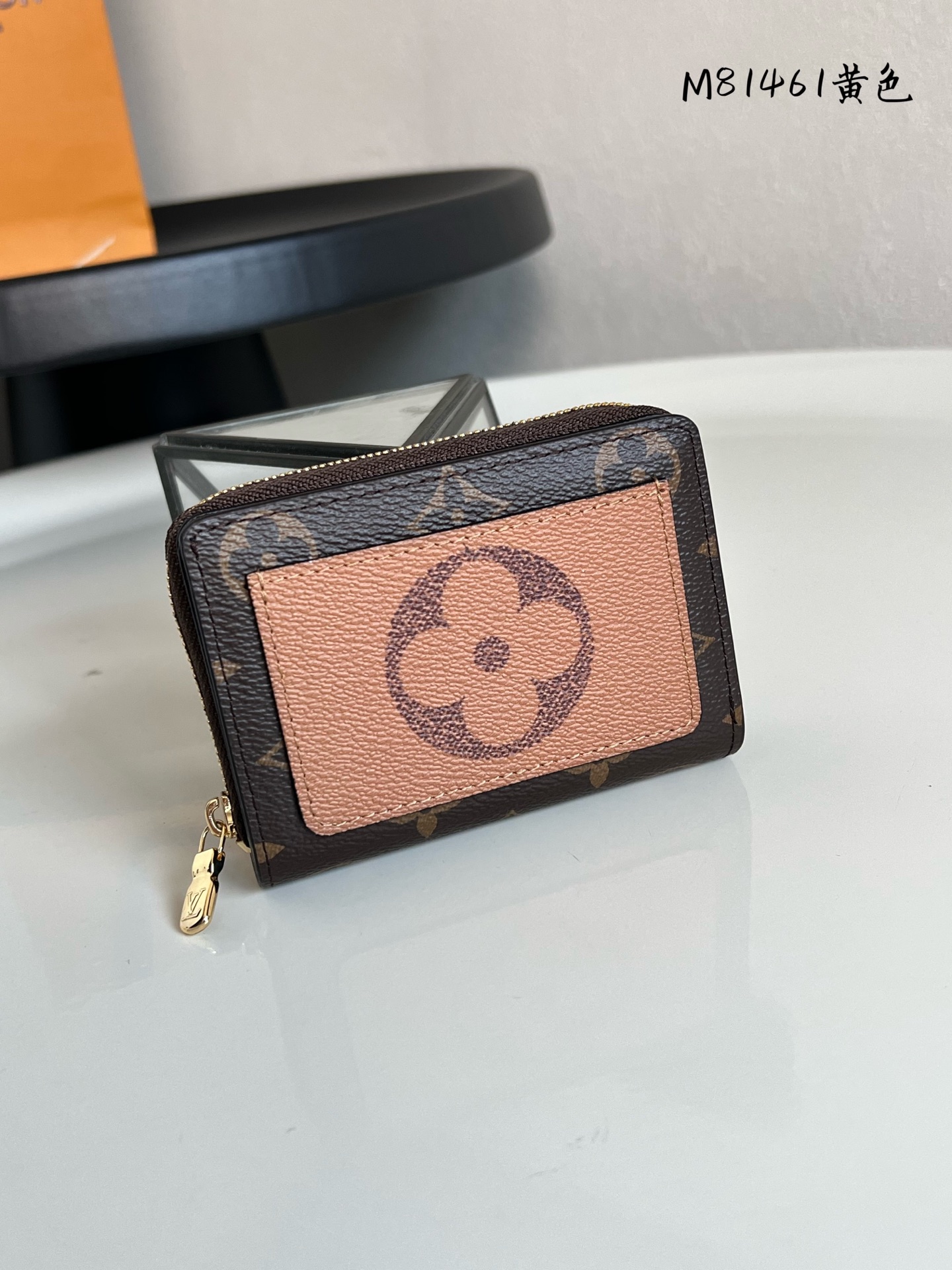 原单芯片版💕 顶级原单 M81461 Lou錢包以Monogram帆布製造,正面配有對比色口袋,並於Monogram Reverse帆布上綴有Monogram花卉圖案。錢包採用小巧的方形設計,別具一格,打開錢包即呈現粒面皮革的內層間隔,設有六個名片夾層及一個紙幣隔層,側面還配有拉鏈零錢格。
產品資料
11.5 x 8.5 x 2.2 厘米
(長度 x 高度 x 闊度)
Monogram及Monogram Reverse塗層帆布
粒面牛皮襯裡
金色金屬件
6個名片夾層
外貼袋
開放式紙幣隔層
風琴式拉鏈零錢格
拉鏈及按扣開合
