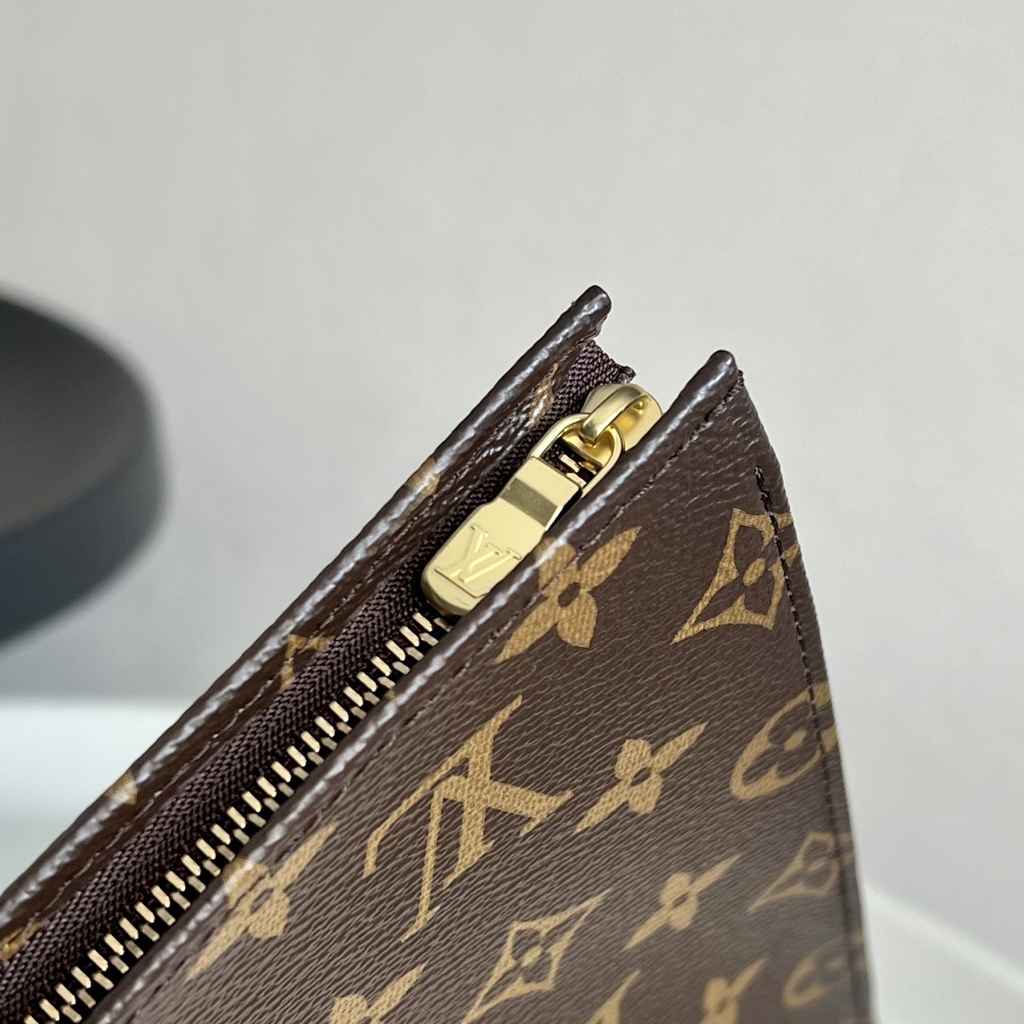 芯片版💕盥洗袋M47542Monogram帆布化妆盒,内部空间宽敞,两侧采用接裆式设计,方便取放物品,可
