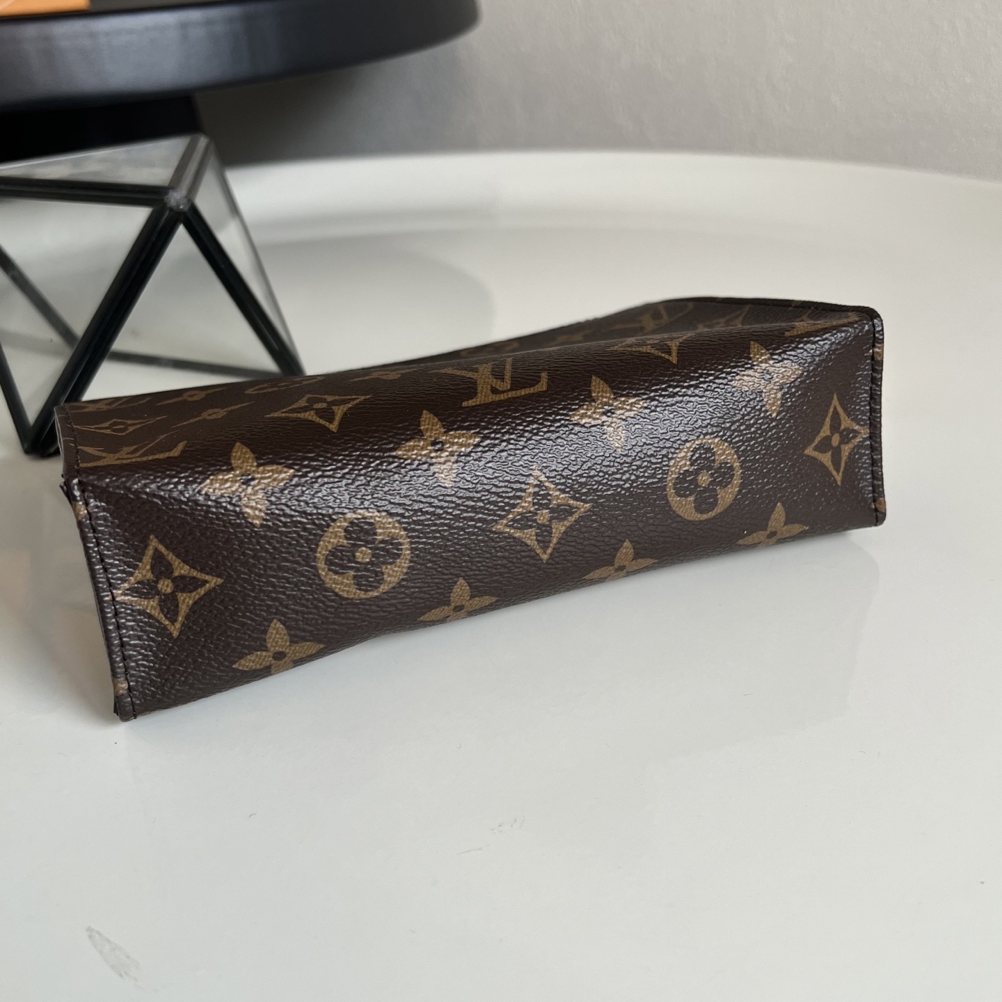 芯片版💕M47544 盥洗袋 Monogram帆布化妆盒,内部空间宽敞,两侧采用接裆式设计,方便取放物品