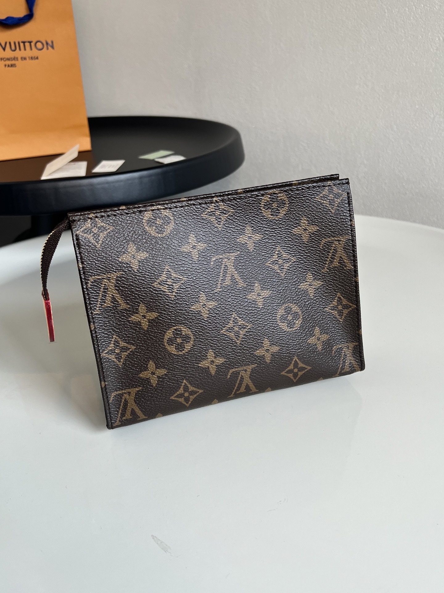 芯片版💕M47544 盥洗袋 Monogram帆布化妆盒,内部空间宽敞,两侧采用接裆式设计,方便取放物品