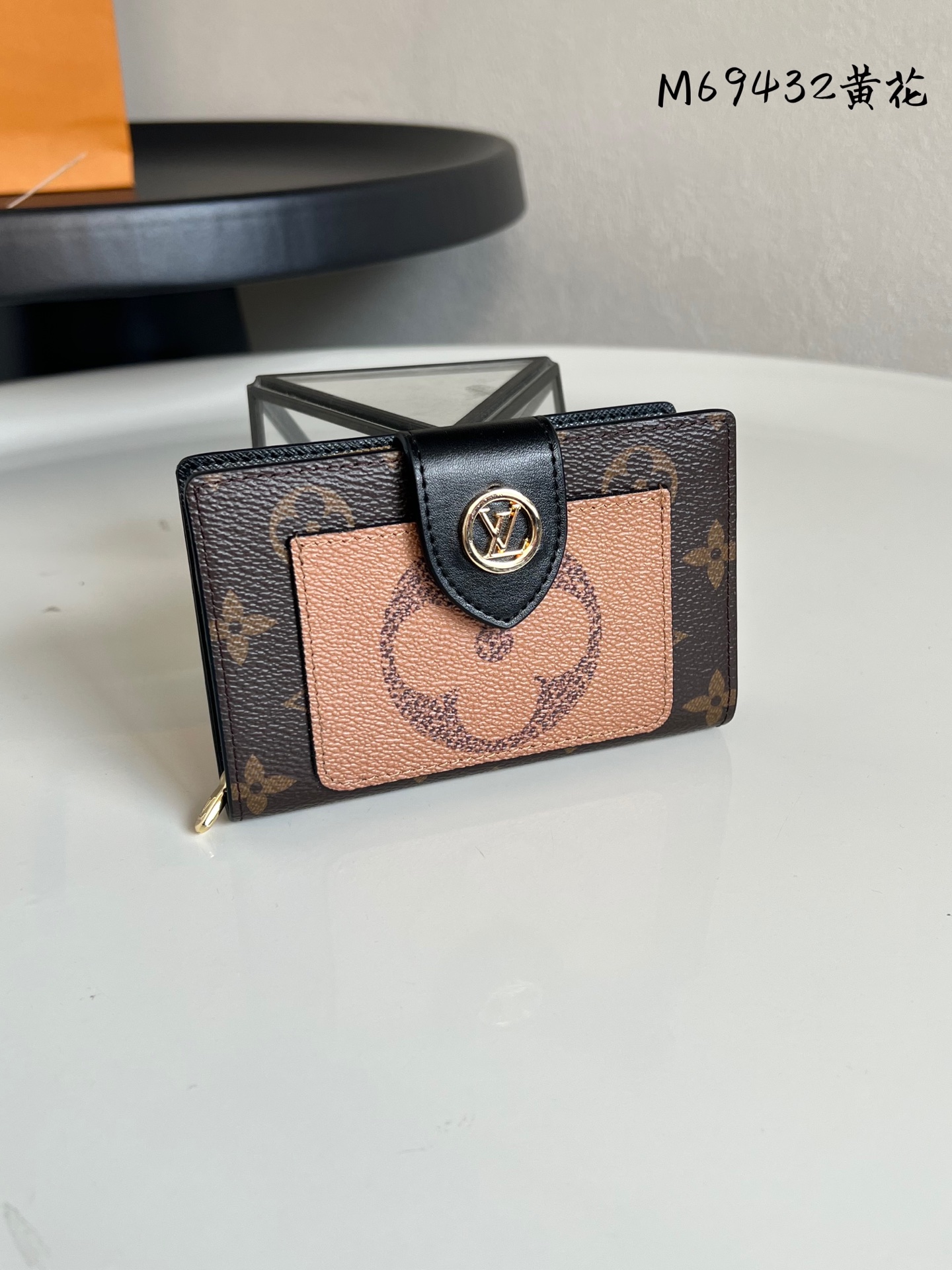 原单 芯片版💕M69432老花黄花 Juliette 钱夹以经典 Monogram 帆布烘托 Monogram Giant Reverse 帆布裁制的别致前袋。紧凑构型内设卡位、钞票袋和拉链零钱隔层，搭配  Circle 按扣。尺寸：13.5 x 11.0 x 3.0cm。