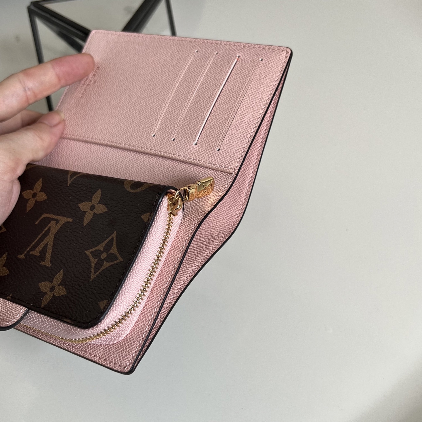 💕M69433老花粉 Juliette 钱夹以经典 Monogram 帆布烘托 Monogram Gia