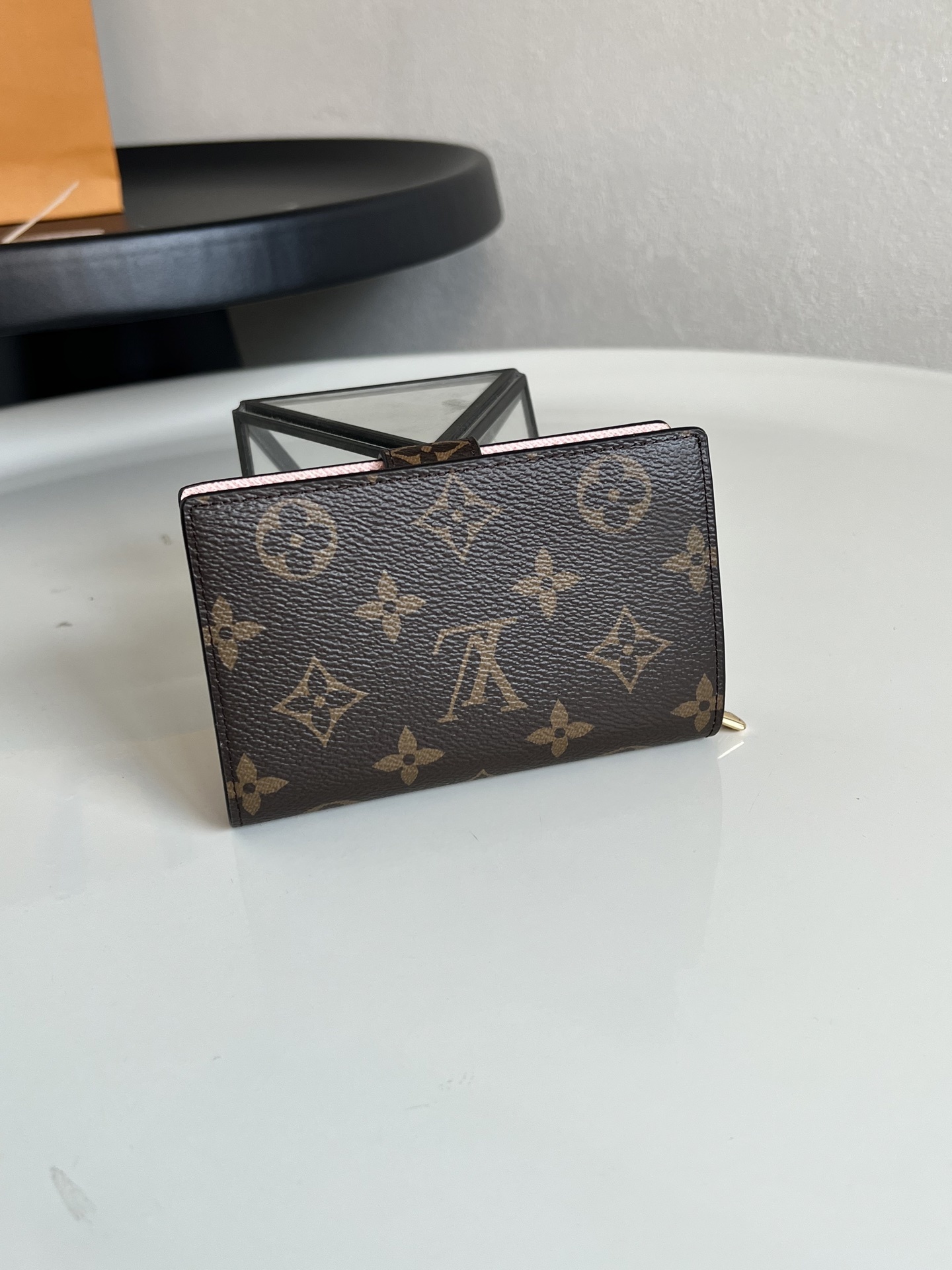 💕M69433老花粉 Juliette 钱夹以经典 Monogram 帆布烘托 Monogram Gia
