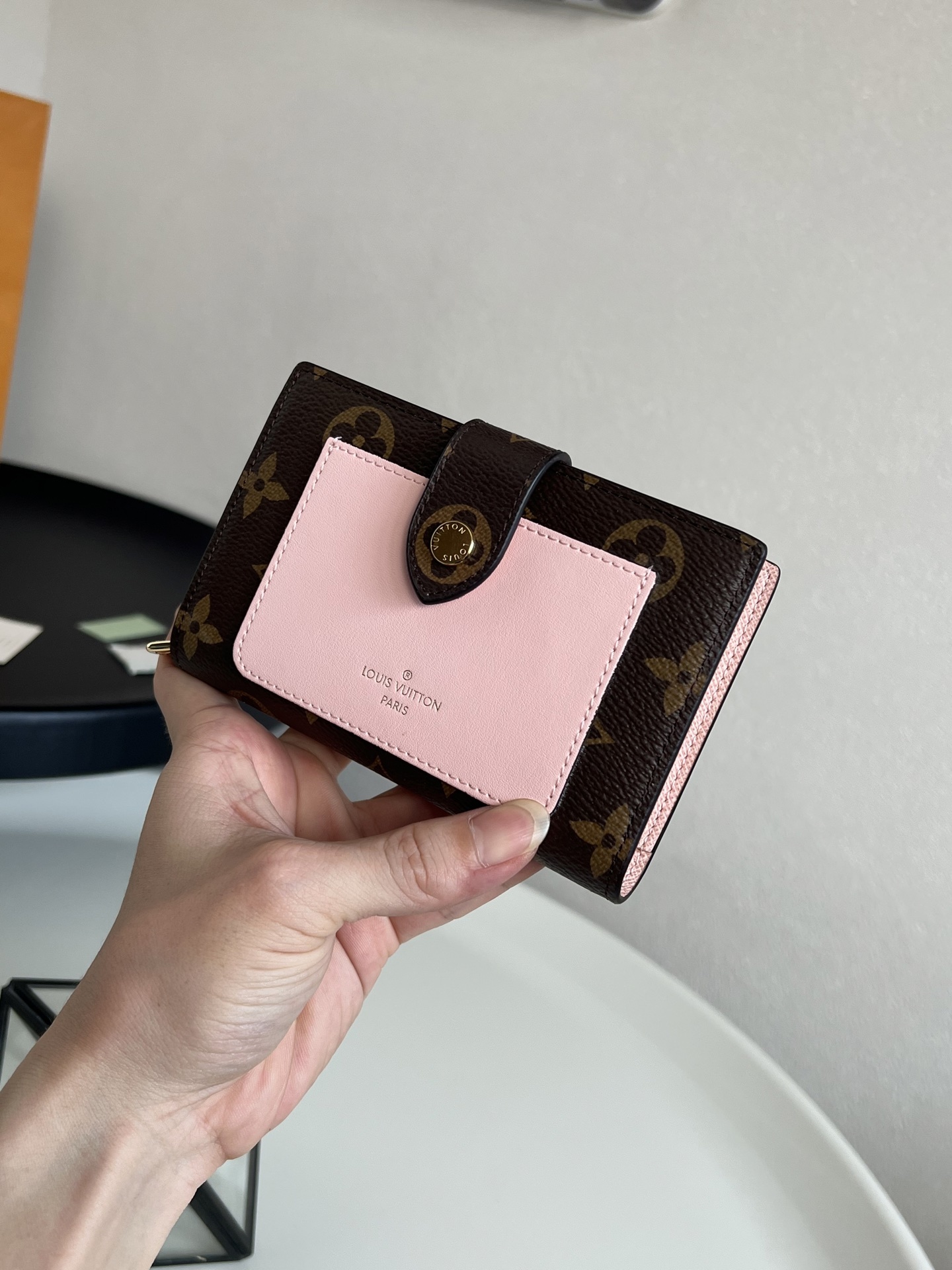 💕M69433老花粉 Juliette 钱夹以经典 Monogram 帆布烘托 Monogram Gia