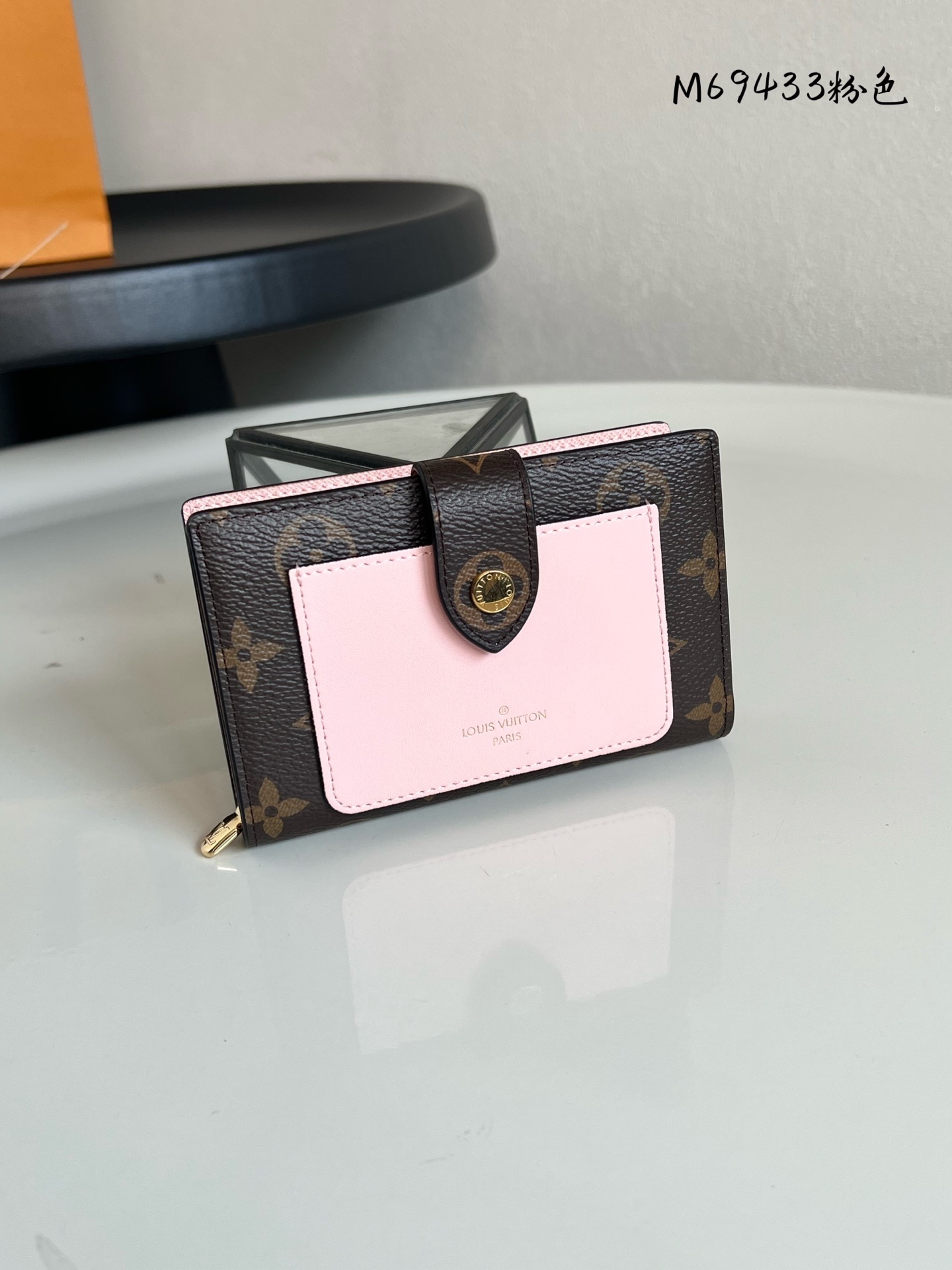 💕M69433老花粉 Juliette 钱夹以经典 Monogram 帆布烘托 Monogram Gia