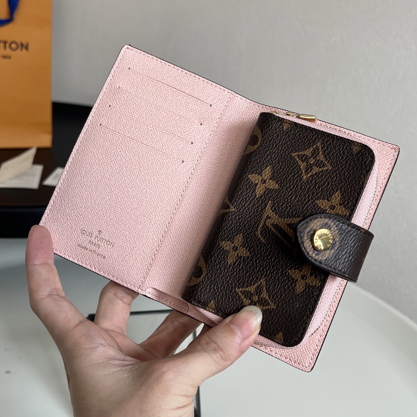 💕M69433老花粉 Juliette 钱夹以经典 Monogram 帆布烘托 Monogram Gia