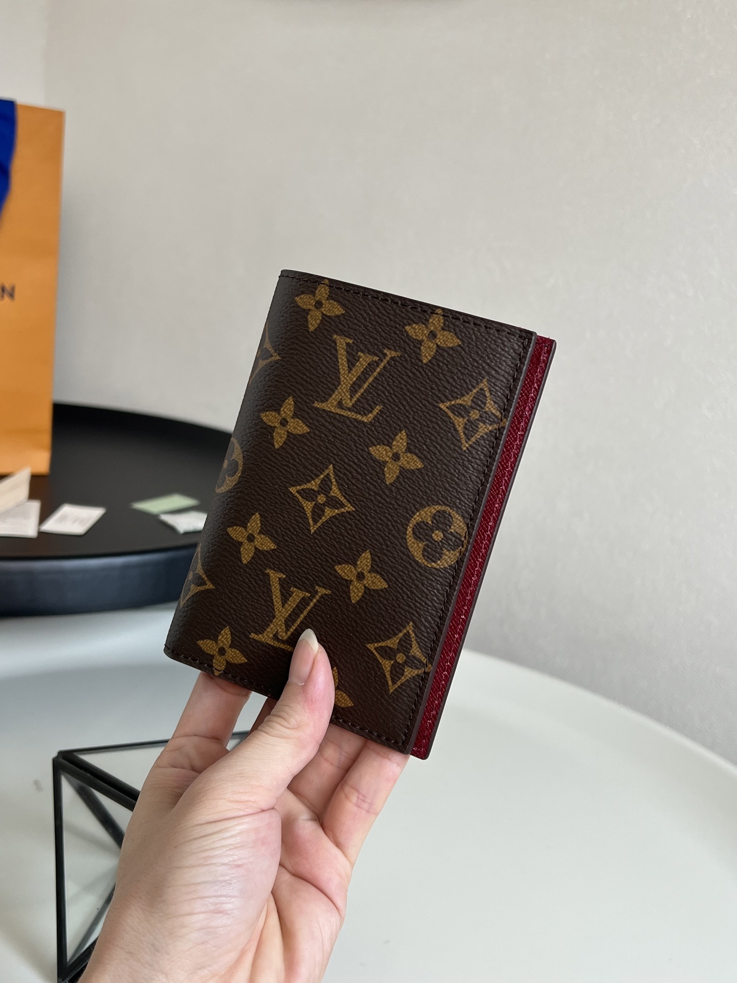 💕 M62089 老花紫色 护照夹!时尚出行的绝佳伴侣。质感奢华的粒纹小牛皮内衬,内部多隔层构造,风格经