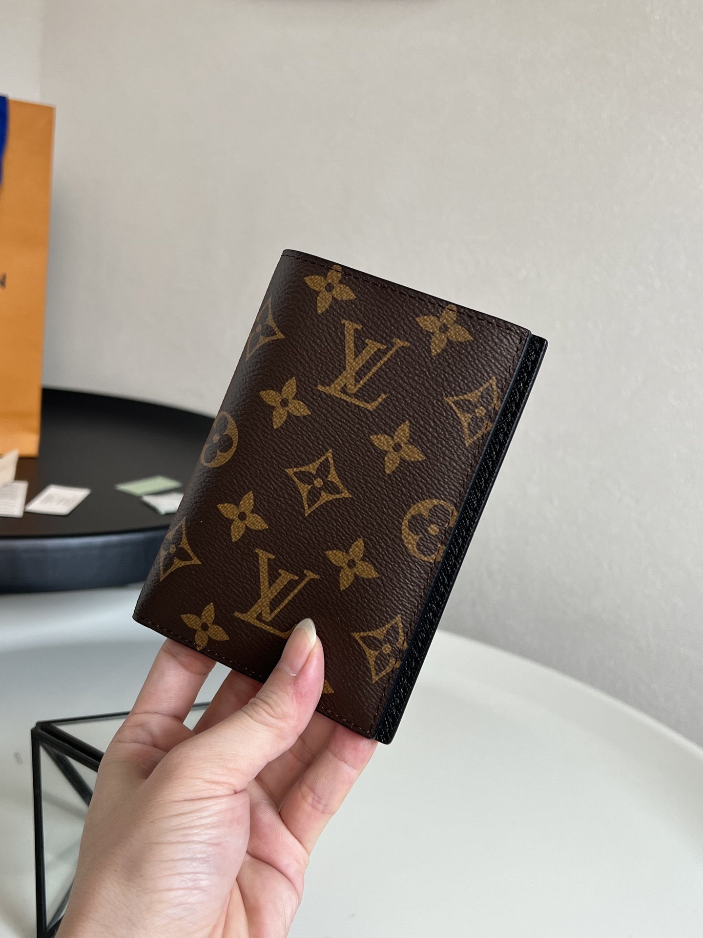 💕 M62089 老花黑色 护照夹!时尚出行的绝佳伴侣。质感奢华的粒纹小牛皮内衬,内部多隔层构造,风格经