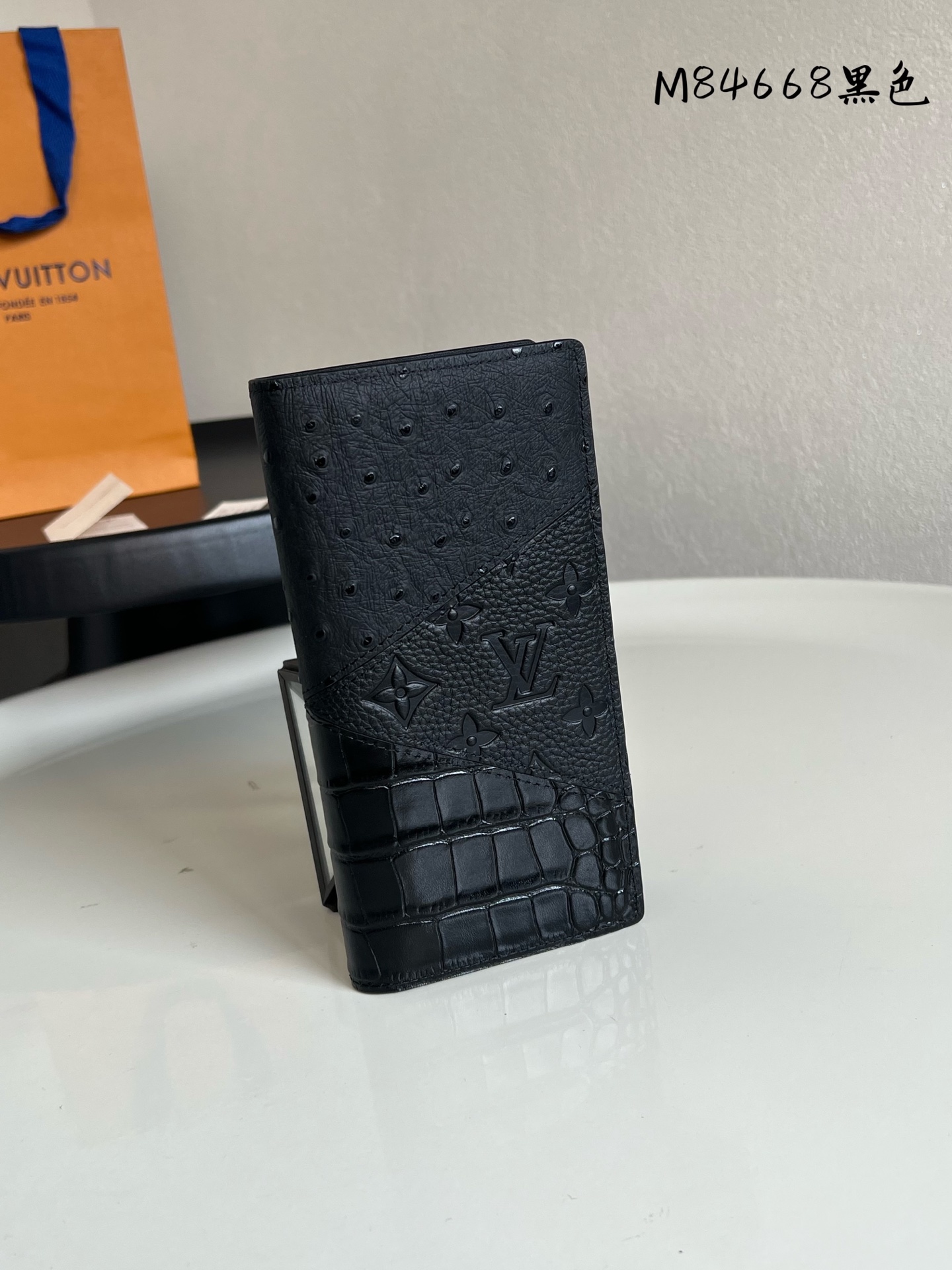 原单芯片版💕顶级原单 M84668黑色 全皮长款西装夹系列 Brazza 钱夹 西装夹 這款路易威登熱銷的Brazza錢包精緻糅合三款奢華皮革,將高貴奢華格調昇華至全新境界.珍異短吻鱷魚皮與駝鳥皮及品牌經典的Taurillon Monogram小牛皮完美配襯,以雅緻的啞面黑色呈現.內部隔層極具功能性,設有一系列名片夾層,以及可放置現金和零錢的隔層.10 x 19 x 2 厘米.