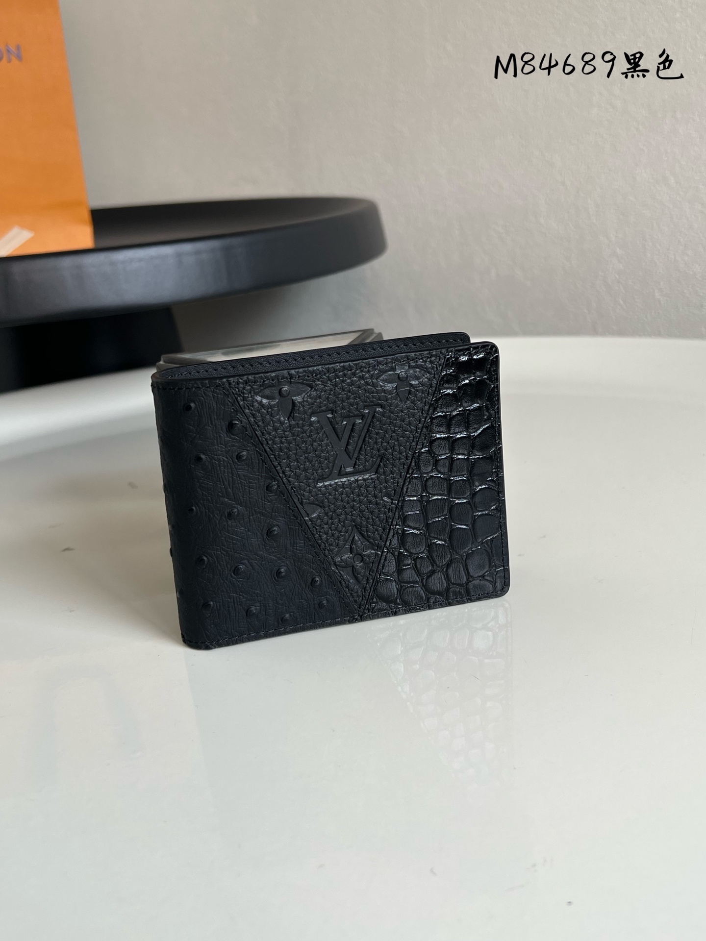 原单芯片版💕顶级原单M84689黑色 全皮西装夹钱包系列 MULTIPLE 钱夹 這款Multiple錢包是路易威登經典款式之一,造型時尚雅緻,功能實用,適合日常使用.錢包設計更見昇華,細緻揉合三款極致奢華的皮革,包括短吻鱷魚皮、駝鳥皮及路易威登標誌性的Taurillon Monogram小牛皮,展現典雅精緻格調,完美頌讚品牌雋永的精湛匠藝. 11.5 x 9 x 1.5 厘米