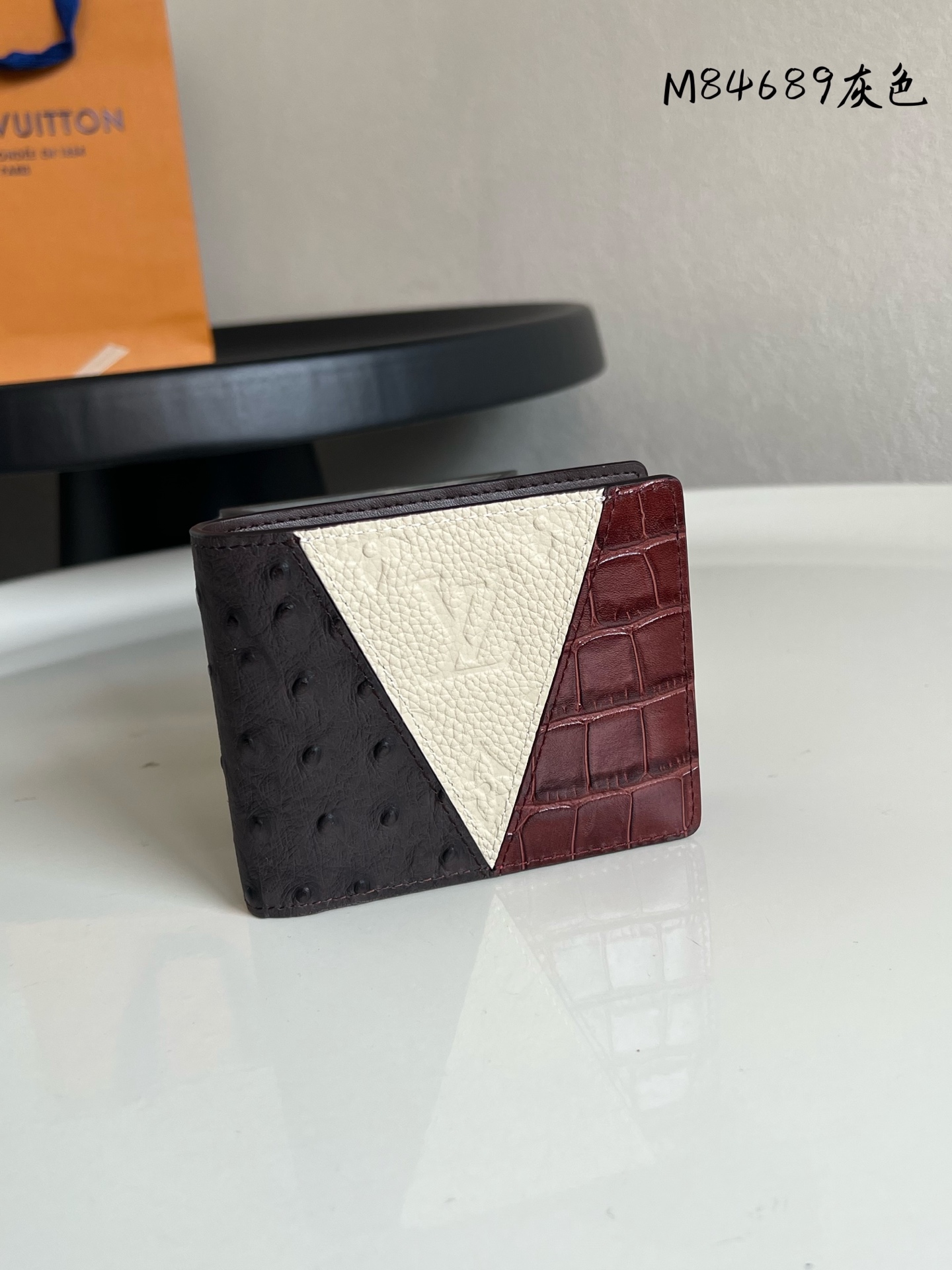 原单芯片版💕顶级原单M84689灰拼色 全皮西装夹钱包系列 MULTIPLE 钱夹 這款Multiple錢包是路易威登經典款式之一,造型時尚雅緻,功能實用,適合日常使用.錢包設計更見昇華,細緻揉合三款極致奢華的皮革,包括短吻鱷魚皮、駝鳥皮及路易威登標誌性的Taurillon Monogram小牛皮,展現典雅精緻格調,完美頌讚品牌雋永的精湛匠藝. 11.5 x 9 x 1.5 厘米