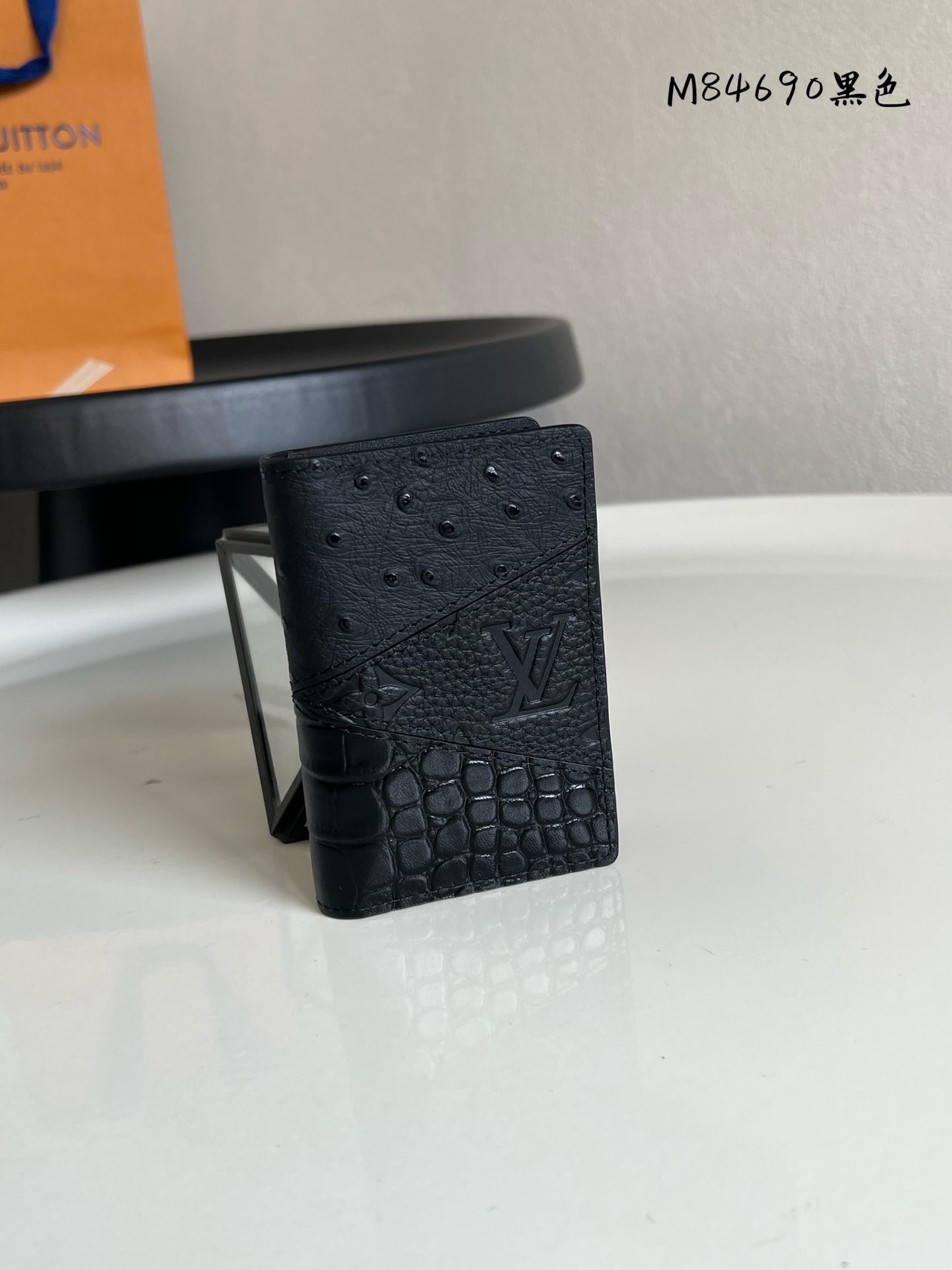 原单芯片版💕顶级原单 M84690黑色 全皮卡包钱包系列 口袋钱夹 這款袋裝萬用錢包外層以三款奢華物料縫製，包括路易威登經典的Monogram Eclipse帆布、珍異鱷魚皮及駝鳥皮，內層設計纖薄精巧，有足夠空間放置紙、信用卡及紙張，可輕易收納入任何衣物口袋，多用途和多合一的設計是理想的男士配飾。7.5 x 11.1 x 1 厘米