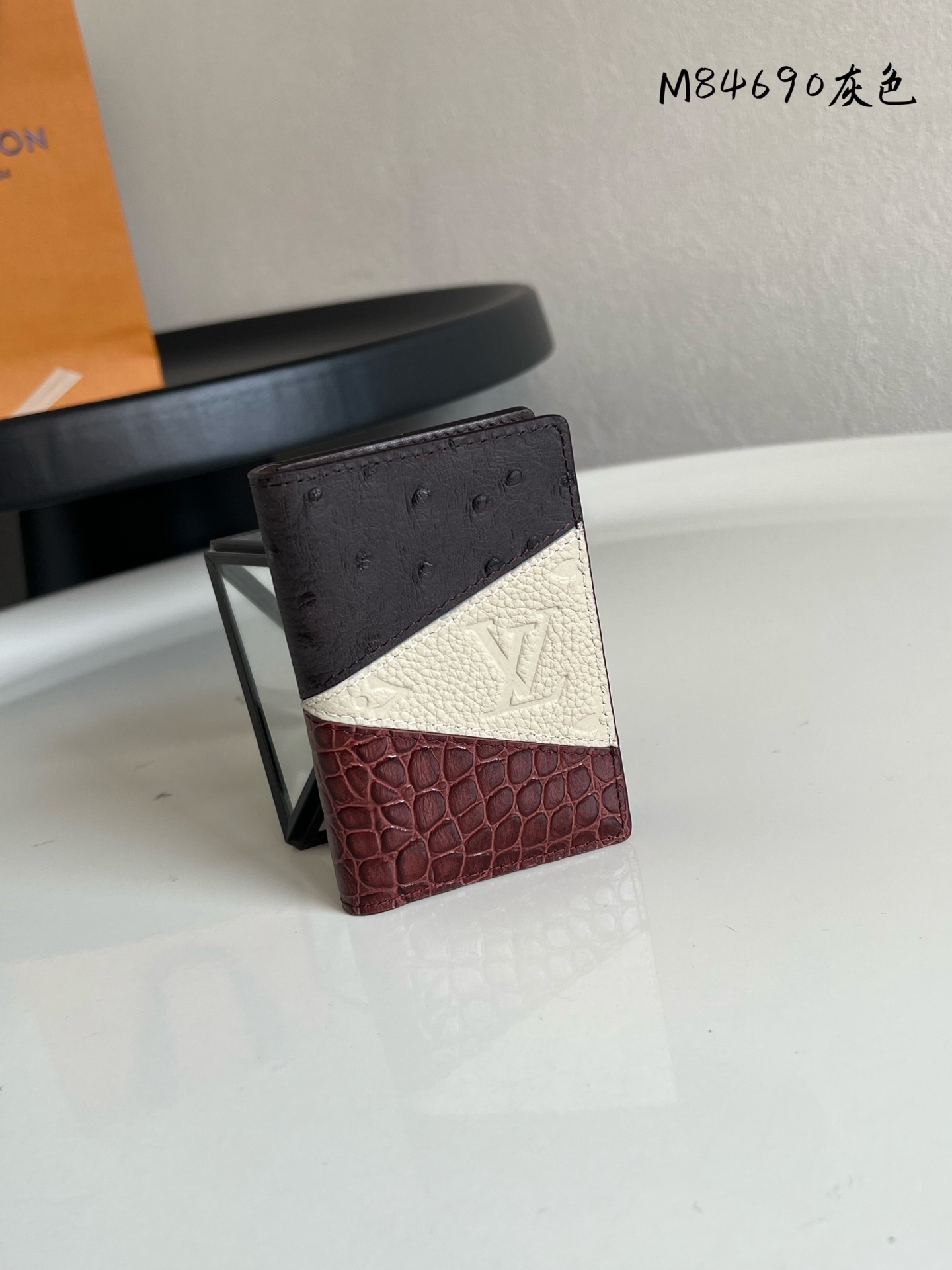 出产芯片版💕顶级原单 M84690灰拼色 全皮卡包钱包系列 口袋钱夹 這款袋裝萬用錢包外層以三款奢華物料縫製,包括路易威登經典的Monogram Eclipse帆布、珍異鱷魚皮及駝鳥皮,內層設計纖薄精巧,有足夠空間放置紙、信用卡及紙張,可輕易收納入任何衣物口袋,多用途和多合一的設計是理想的男士配飾。7.5 x 11.1 x 1 厘米