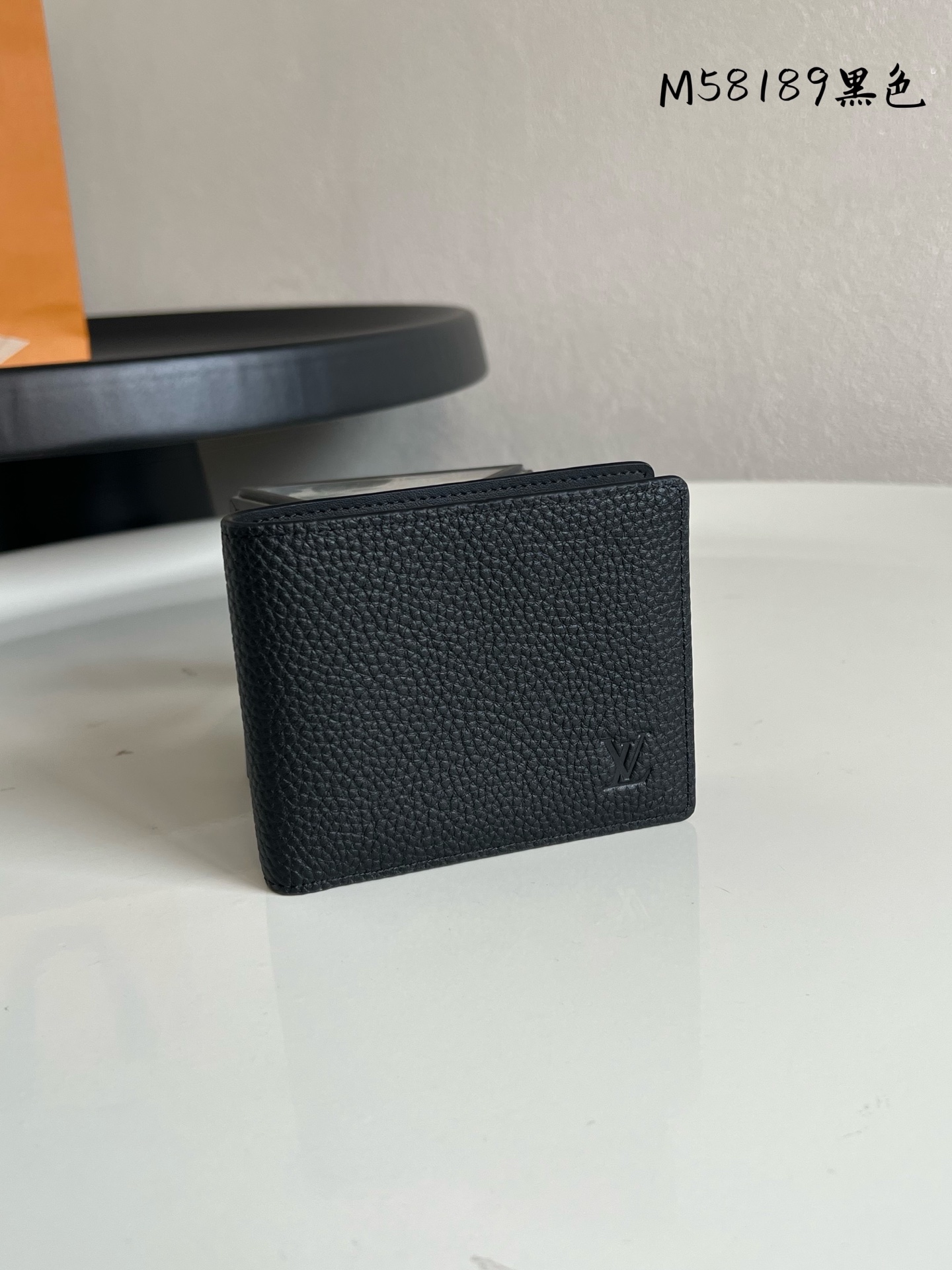 原单芯片版💕 M58189黑色 荔枝纹短夹 這款 Multiple 錢包以極柔軟的 Taurillon 皮革打造.恰如其名的多功能錢包,內部空間寬敞,設有多個夾層和隔層,並可輕易收納入任何褲袋 細節 11.5 x 9 x 1.5 厘米 (長度 x 高度 x 闊度) 牛皮鑲飾 鈀飾面黃銅金屬件 錢包正面飾以路易威登英文字首壓花 牛皮襯裡 一邊設有 3 個信用卡夾層,另一邊設有兩個 2 個裝紙幣和票據的隔層 2 個側面夾層可裝單據