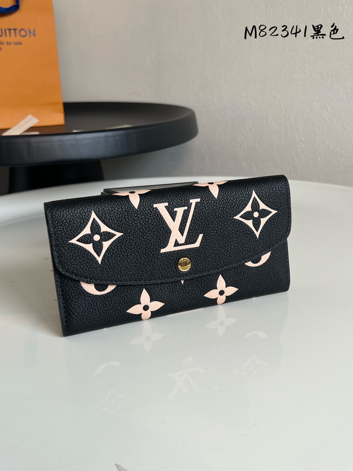 原单芯片版💕顶级原单M82341 黑色、本款 Emilie 钱夹取材 Monogram Empreinte 粒面皮革,先后以压印和印花工艺描绘大号 Monogram 图案。纤巧构型内设拉链零钱袋和卡片夹层,亦可化身优雅手拿包。size:19 x 10 x 2 cm。