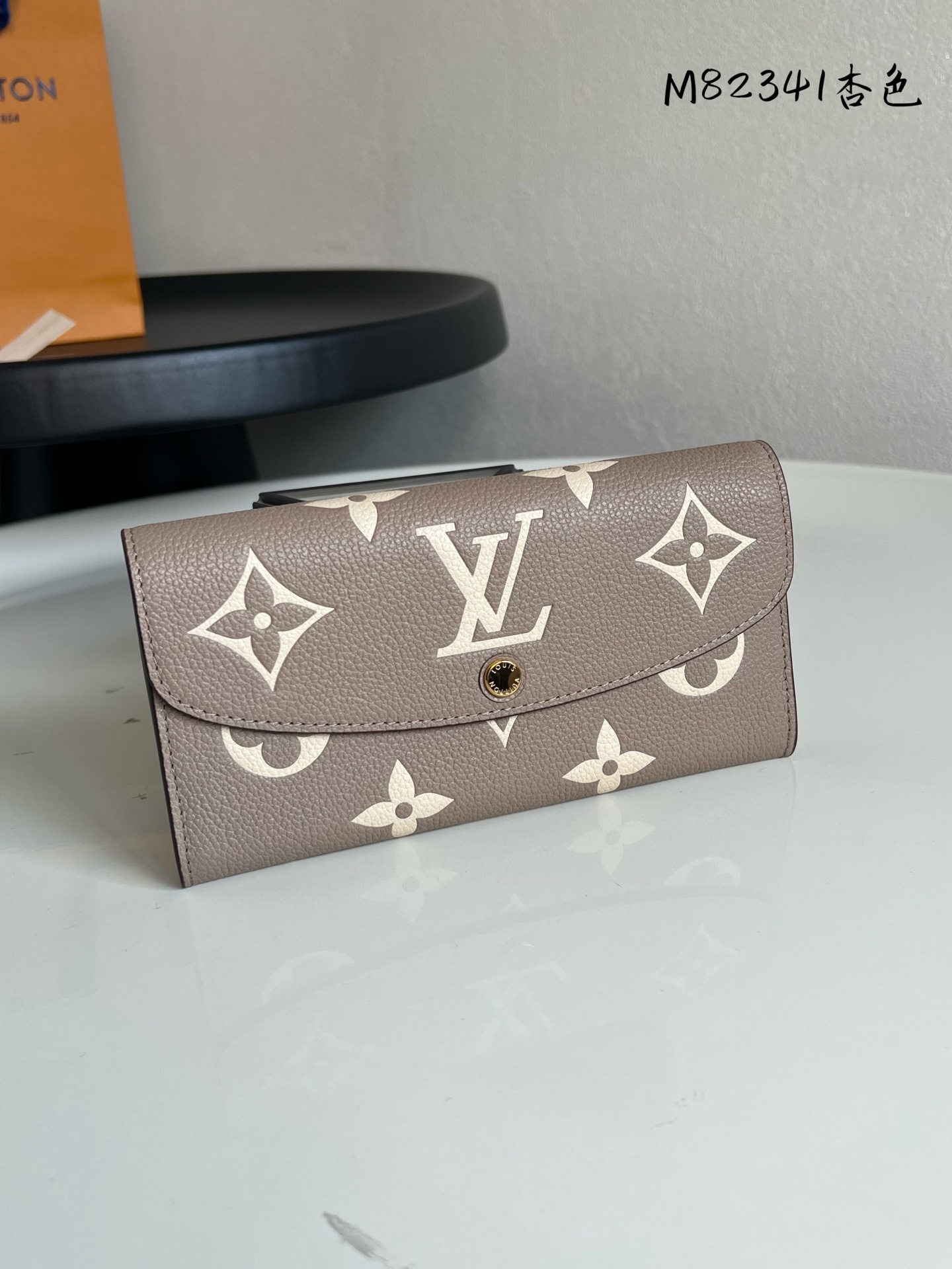 原单芯片版💕顶级原单M82341 杏色、本款 Emilie 钱夹取材 Monogram Empreinte 粒面皮革,先后以压印和印花工艺描绘大号 Monogram 图案。纤巧构型内设拉链零钱袋和卡片夹层,亦可化身优雅手拿包。size:19 x 10 x 2 cm。