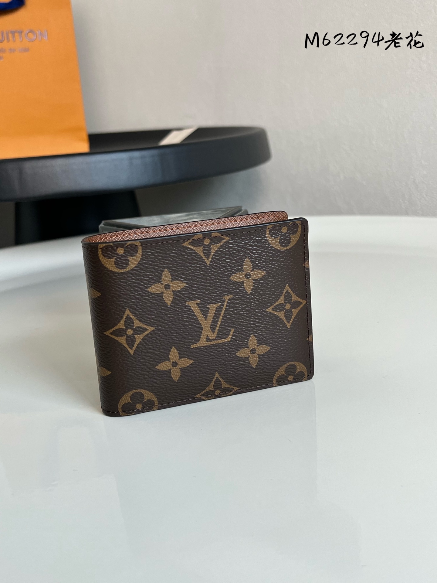 原单芯片版💕 M62294 老花！SLENDER 钱夹 由风格阳刚的Monogram Eclipse帆布面料裁制而成，此款Slender钱夹小巧而纤薄。可容纳所有必需品，并可轻松装入前后口袋。11.0x 9.0x 2.0 cm (长x 高x 宽) 。