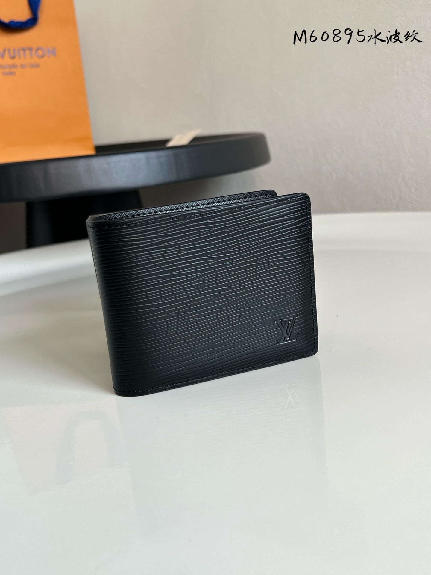 原单芯片版💕 M60895 黑色水波纹 这款Multiple皮夹采用Damier帆布制造,可收纳信用卡、纸币、票据等。尺寸:12 x 9 cm (长 x 高) - Damier帆布,巧克力色光面皮革衬里- 两面均设有信用卡夹层,一面三个,一面两个- 两个纸币夹层- 两个侧面夹层可放。