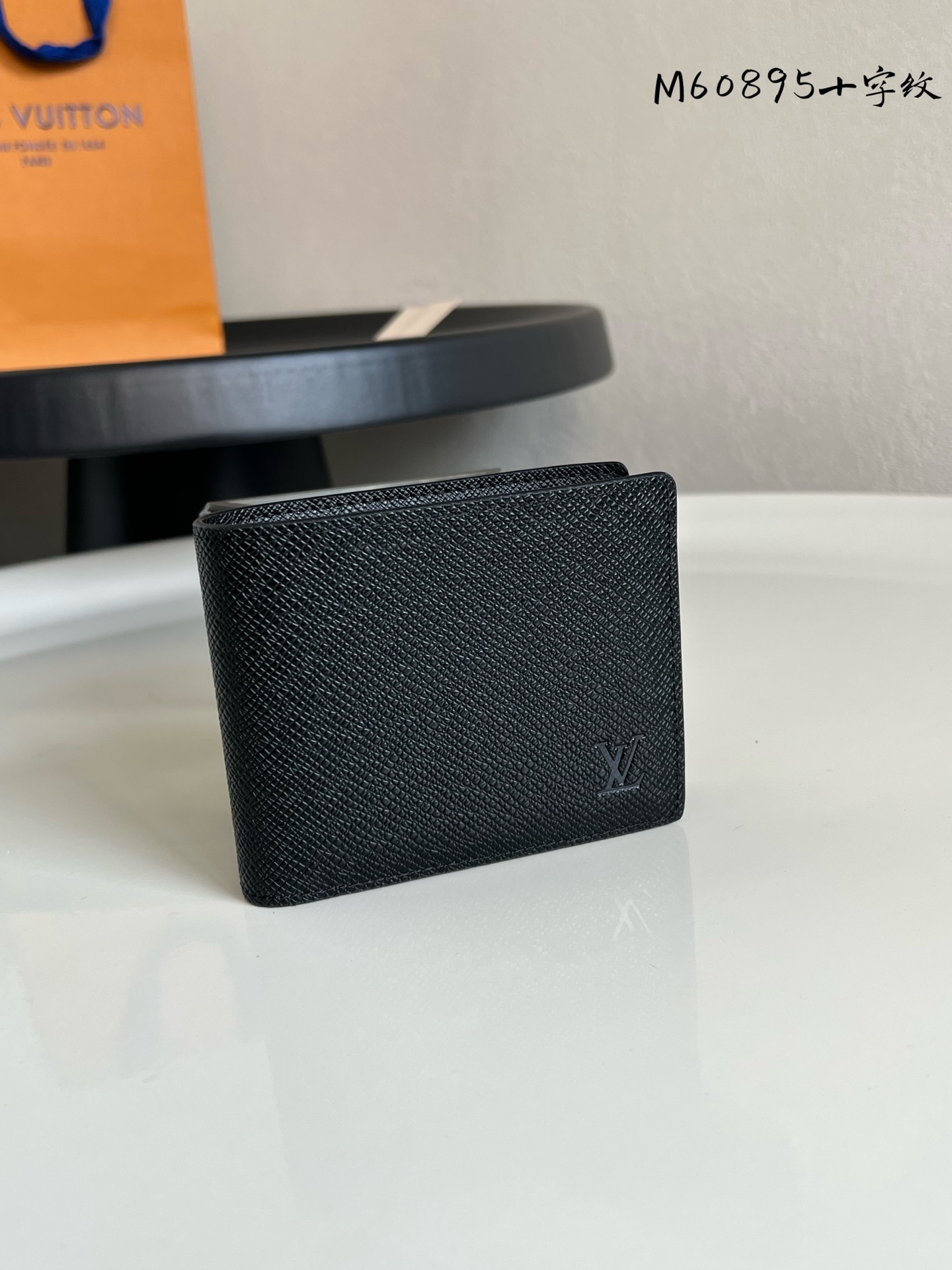 原单芯片版💕 M60895 黑色十字纹 这款Multiple皮夹采用Damier帆布制造,可收纳信用卡、纸币、票据等。尺寸:12 x 9 cm (长 x 高) - Damier帆布,巧克力色光面皮革衬里- 两面均设有信用卡夹层,一面三个,一面两个- 两个纸币夹层- 两个侧面夹层可放。