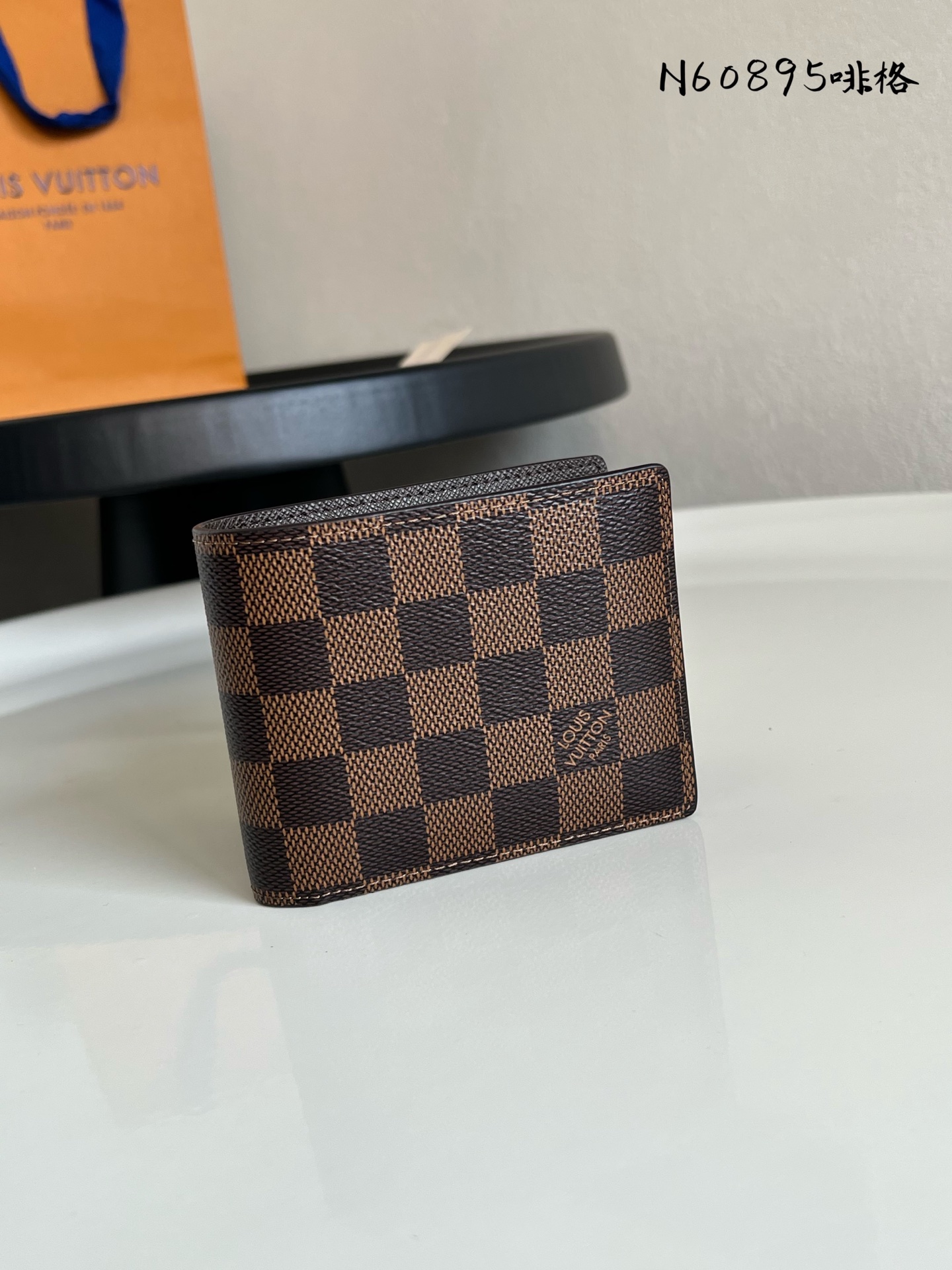 原单芯片版💕 M60895老花 M61695黑花 N60895啡格 N62663黑格 此款钱夹属于 Damier Graphite 帆布系列,设计时尚低调,便于收纳纸币、信用卡与收据,轻便耐用,可轻易放入上衣或裤装口袋。尺寸:12/9cm。