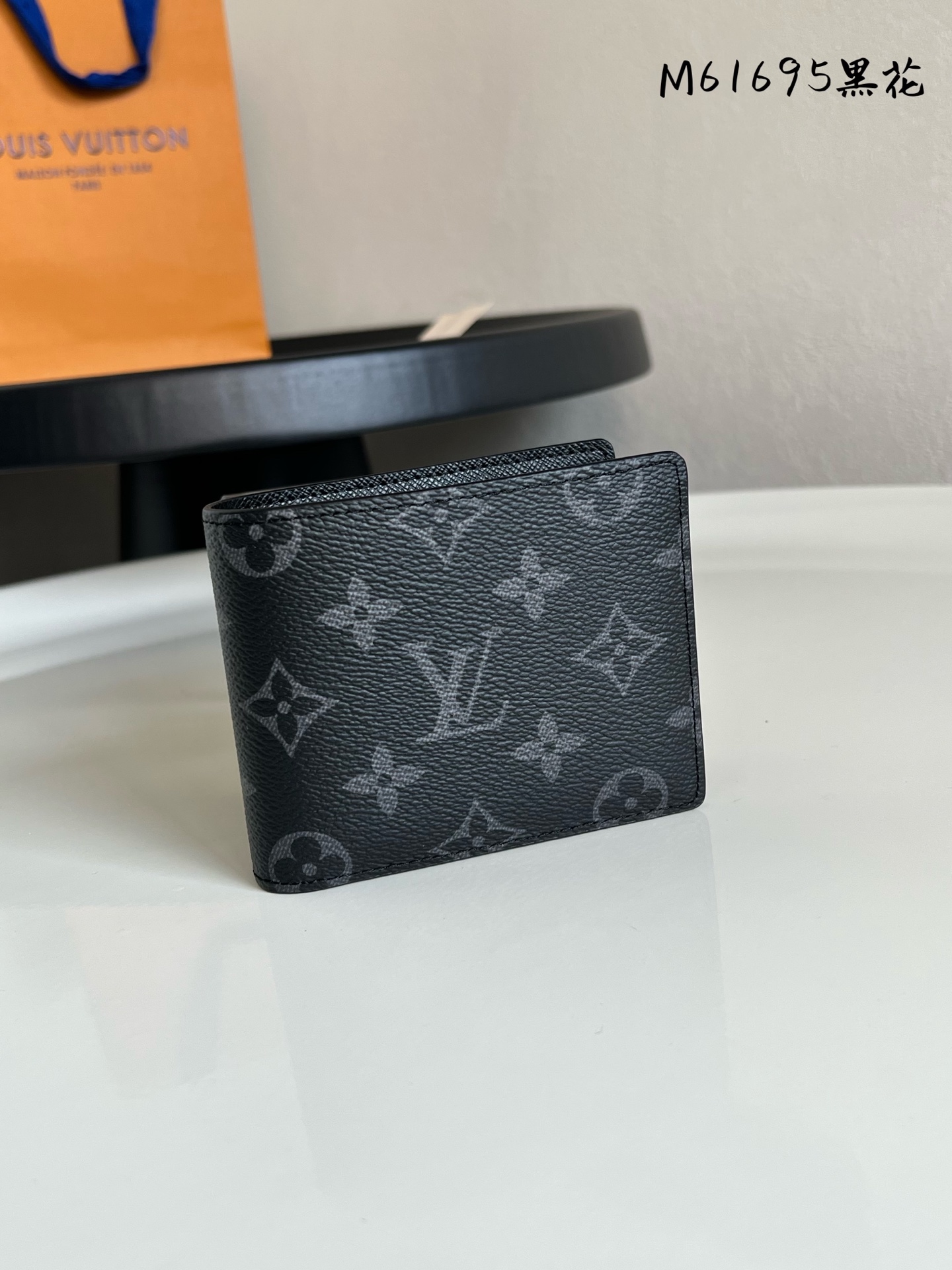 原单芯片版💕 M60895老花 M61695黑花 N60895啡格 N62663黑格 此款钱夹属于 Damier Graphite 帆布系列,设计时尚低调,便于收纳纸币、信用卡与收据,轻便耐用,可轻易放入上衣或裤装口袋。尺寸:12/9cm。