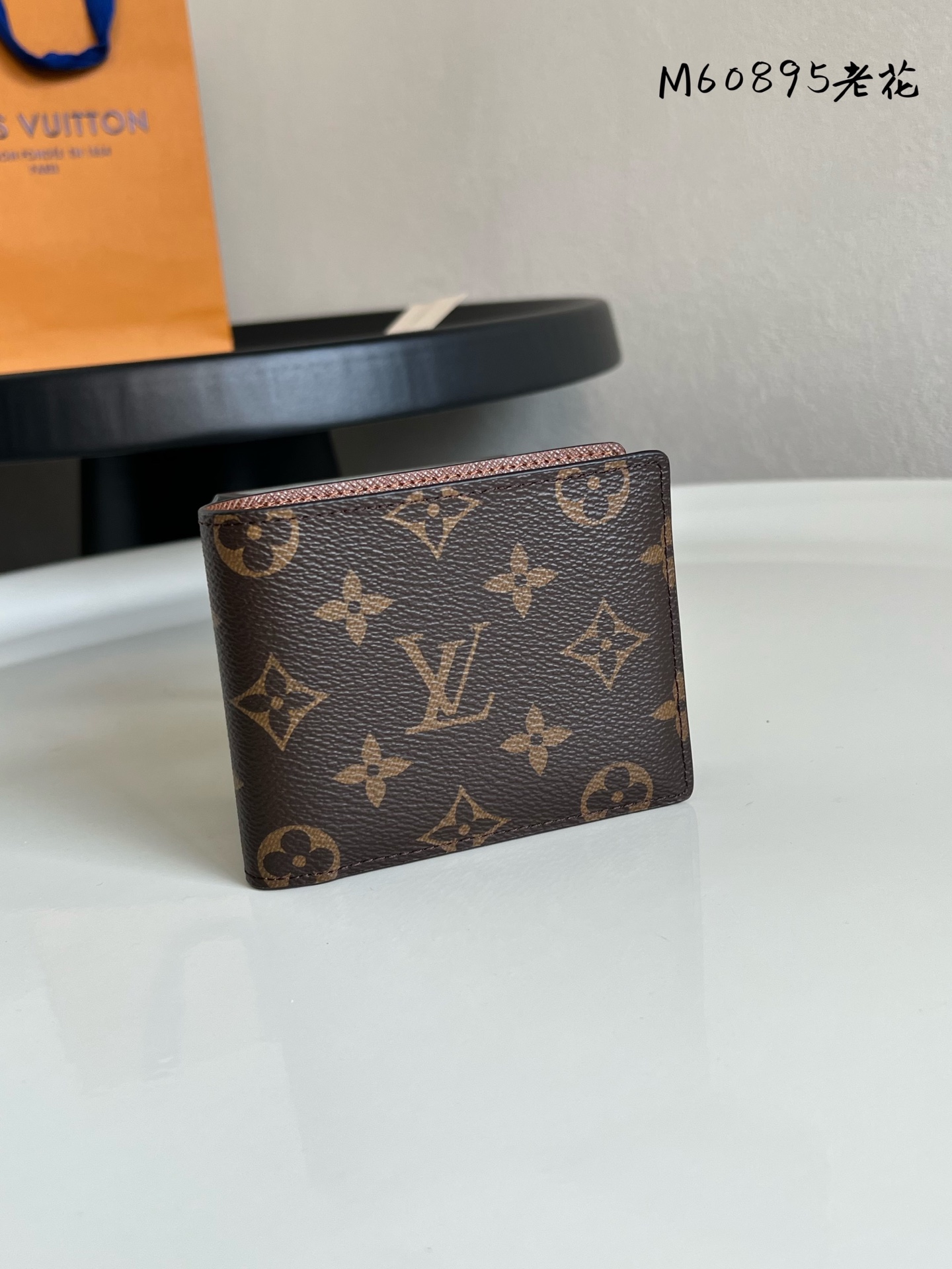 原单芯片版💕 M60895老花 M61695黑花 N60895啡格 N62663黑格 此款钱夹属于 Damier Graphite 帆布系列,设计时尚低调,便于收纳纸币、信用卡与收据,轻便耐用,可轻易放入上衣或裤装口袋。尺寸:12/9cm。