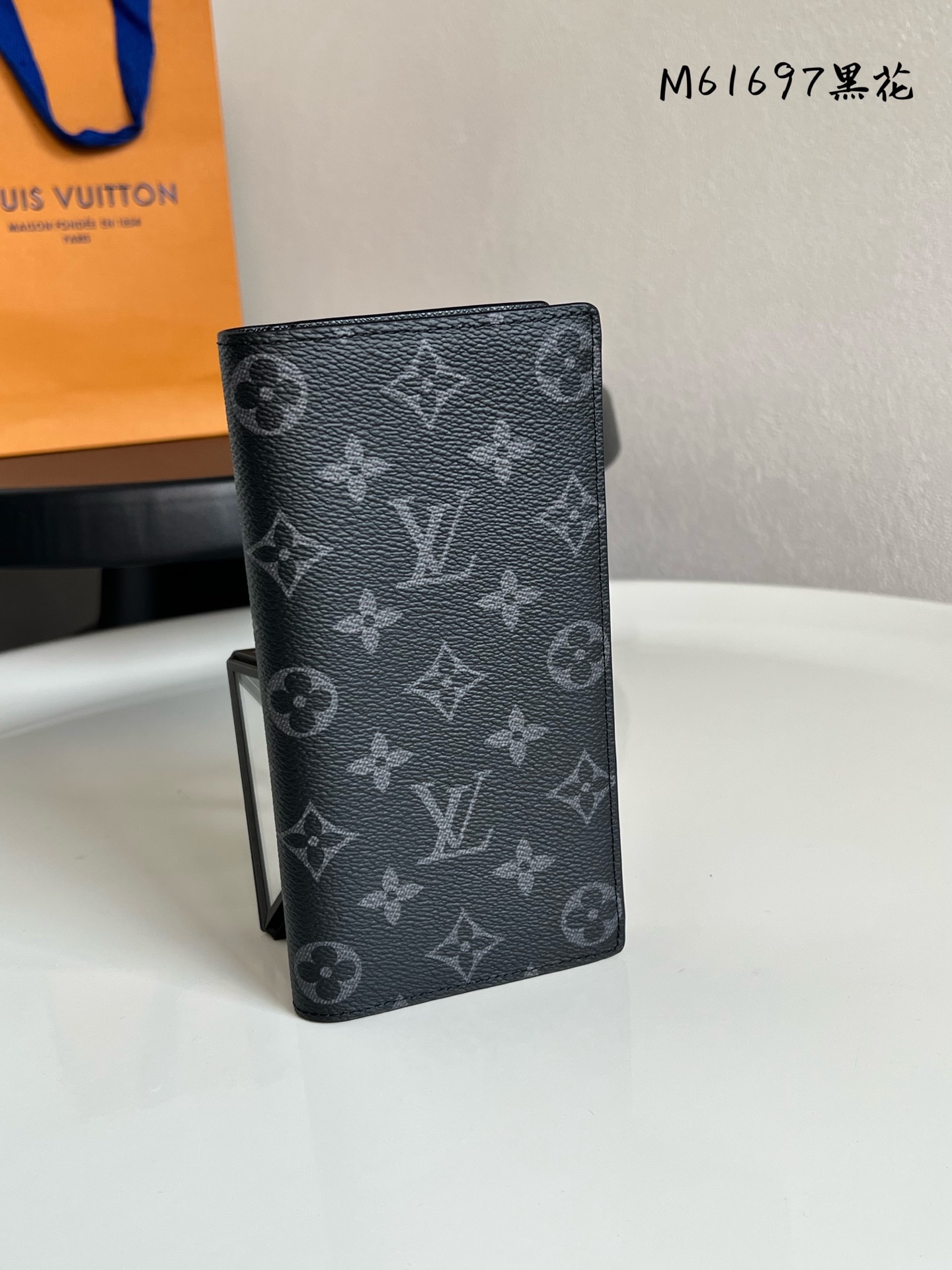 原单芯片版💕 M61697 黑花 这款皮夹是为了纪念居住于非洲的探险家Pierre Savorgnan de Brazza而制,采用DamierGraphite帆布制造,设计实用,男性化,极具都会风格。可轻易放入上衣口袋尺寸19x10cm。