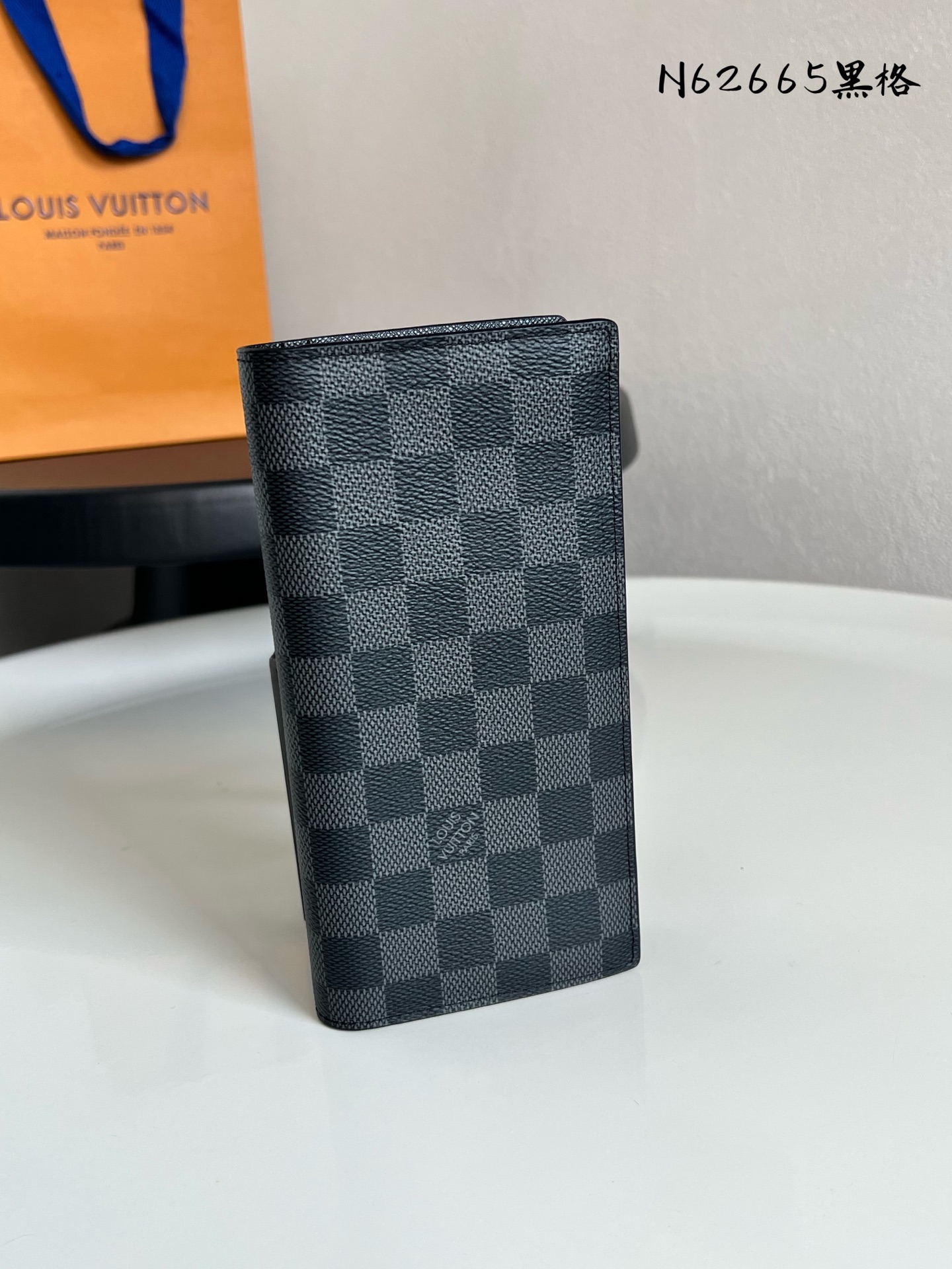 原单芯片版💕 N62665 黑格 这款皮夹是为了纪念居住于非洲的探险家Pierre Savorgnan de Brazza而制,采用DamierGraphite帆布制造,设计实用,男性化,极具都会风格。可轻易放入上衣口袋尺寸19x10cm