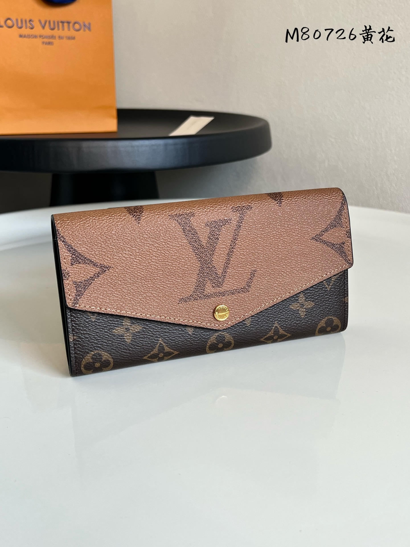 原单💕 M80726黄花 新款拼色信封包 这款信封式钱夹以优雅的 Monogram 帆布制成，内部设计精巧独特，拥有各种口袋和信用卡槽。19.0x 10.5x 2.5 cm 
(长x 高x 宽) 

- 19 x 9.5 x 1 厘米
- 16个信用卡槽、2个大号隔层用于存放纸币、拉链零钱包
- 小牛皮内衬
- 闪亮的金色金属配件