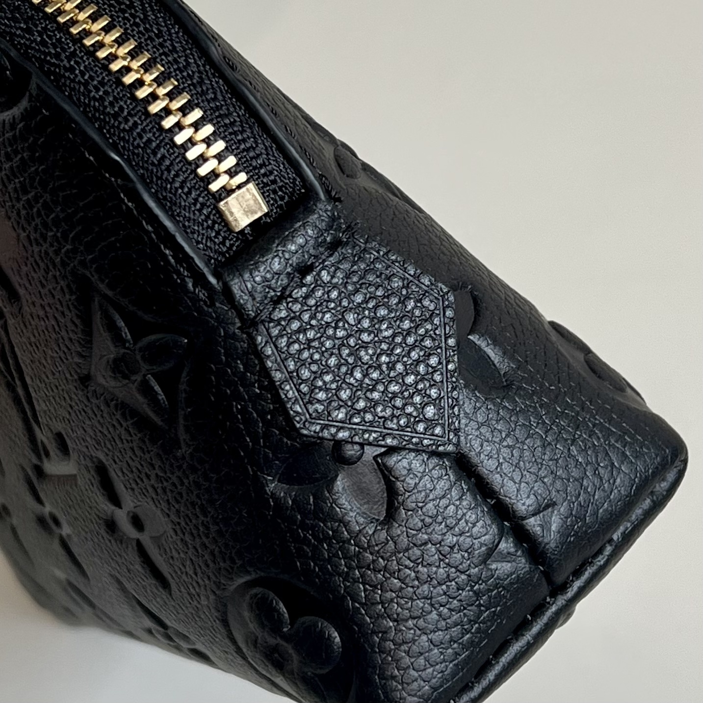 芯片版💕 化妆包 M47515黑压 这款 Damier 压花化妆包以拉链开合,取放化妆品轻松方便,设有一