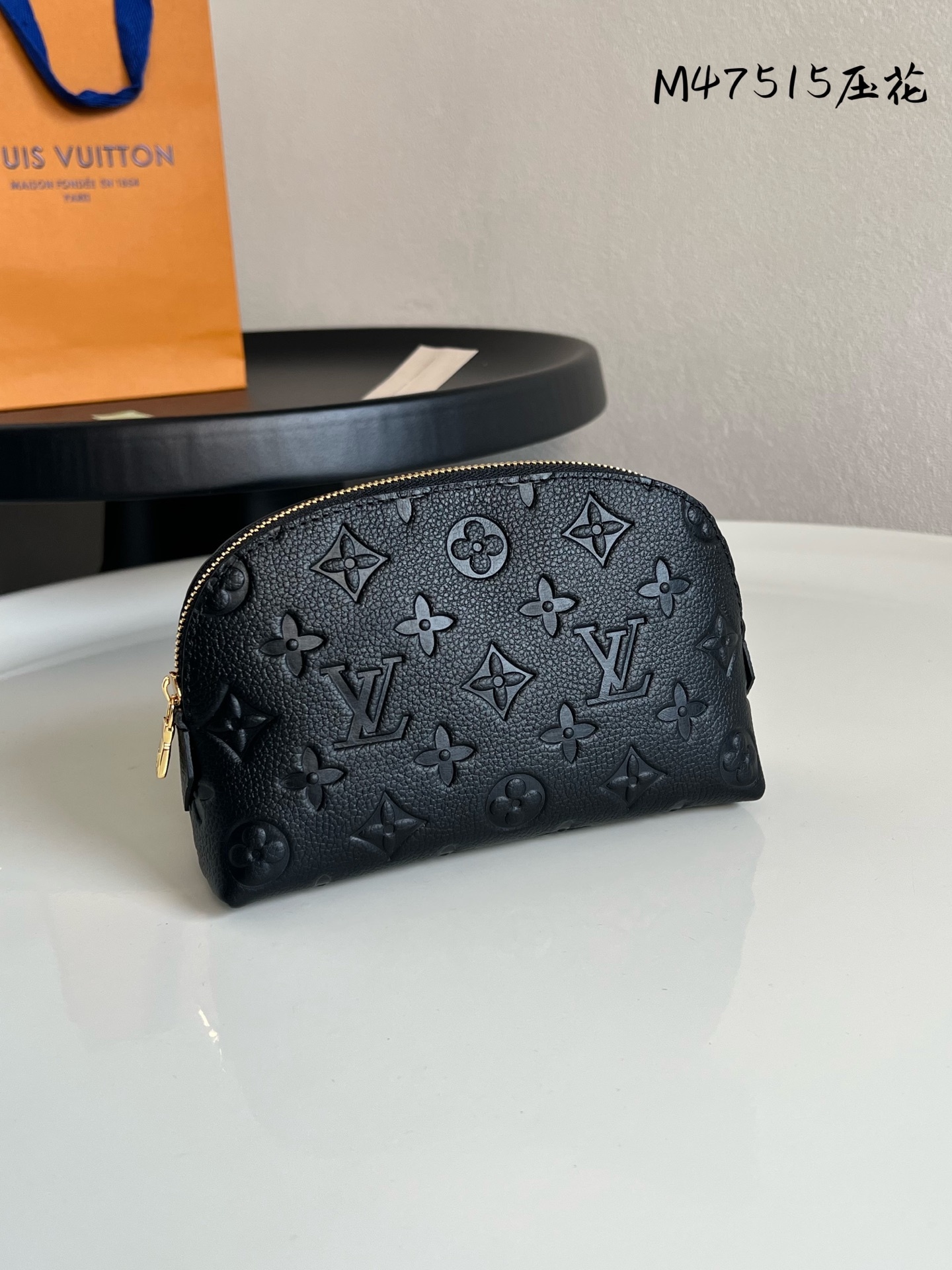 芯片版💕 化妆包 M47515黑压 这款 Damier 压花化妆包以拉链开合,取放化妆品轻松方便,设有一